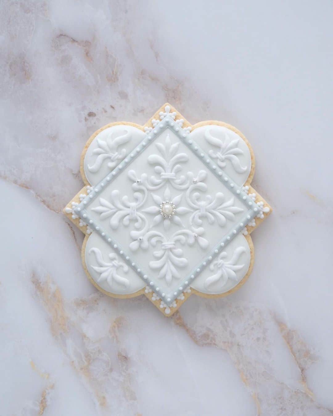KUNIKAのインスタグラム：「This is not a ceramic tile. This is a biscuit!🍪﻿ ﻿ #artofkunika」