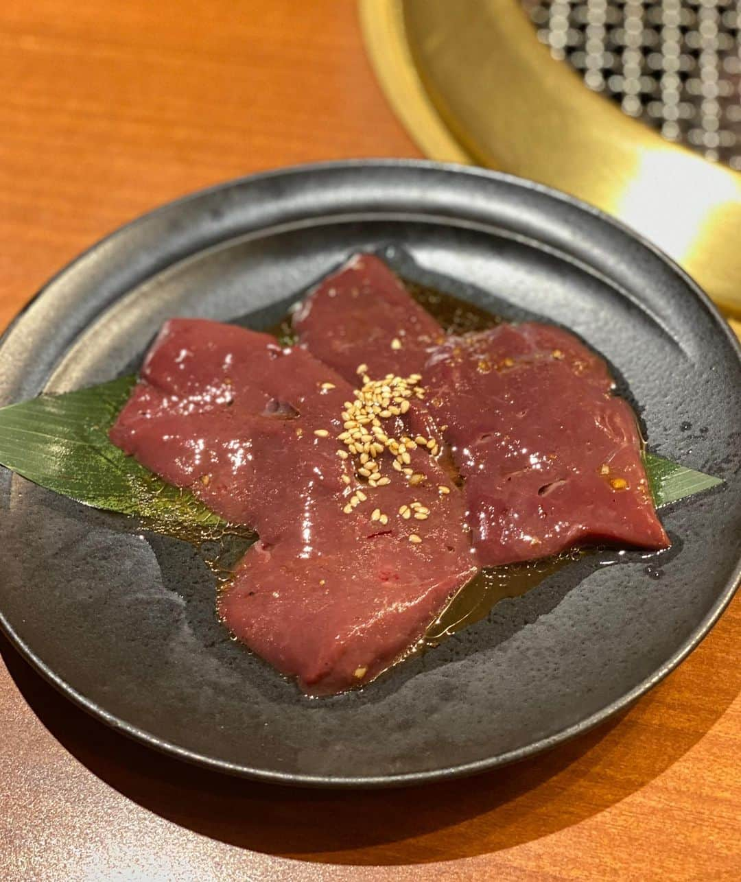 Yuuさんのインスタグラム写真 - (YuuInstagram)「虎ノ門駅からすぐ、山水縁って言う焼肉屋さんに行ってきたよ🍖 ・ ここの名物『厚切り生タン塩ネギ包み焼き』が絶品なのだ！！❤️ 網の端っこで焼いて、たっぷりの塩ネギにも熱を伝えると、とってもジュゥーシィ〜に食べられるよ🍚 牛タン好きにはたまらん🤤🥢 ・ レバー焼きもホルモン3種盛りも私の好みでした🍴💕 2H飲み放題付きで、あっという間にほろ酔いに🍻 量も丁度いいし、コスパもめっちゃいい🤑✨ ・ 是非一度訪れてみて🚃💨 ・ @sansuien_toranomon #山水縁 #虎ノ門焼肉 #焼肉 #牛タン #タン塩 #ネギタン塩 #厚切り生タン塩 #ネギ包み焼き #pr #トリドリベース」9月17日 12時15分 - yuu1115yuu