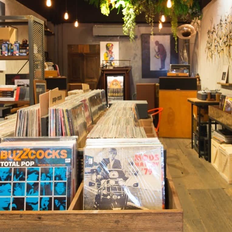 HereNowさんのインスタグラム写真 - (HereNowInstagram)「Let's go dig used records with a craftbeer in hand  📍：Recoroom Vinyl & Vintage Audio（Bangkok）  "This Ekamai record shop specialises in funk and jazz music. They have classic record players, while regular talk events feature leading figures from the fields of music, poetry and literature." Photographer, Pahparn（ @pahparn )  #herenow #herenow bangkok #wonderfulplaces#beautifuldestinations#travelholic #travelawesome #traveladdict #igtravel #vinyloftheday #recordcollection #vinylcollection #vinylporn #instavinyl #vinylcollector #vinyladdict #musicbar #turntabe #recordbar #Bangkok #explorethailand #バンコク #バンコク観光 #バンコク旅行 #방콕 #방콕여행 #태국 #曼谷」9月17日 12時18分 - herenowcity