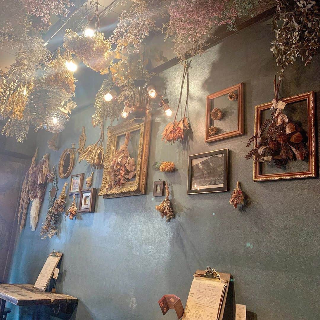 坂東遥さんのインスタグラム写真 - (坂東遥Instagram)「◯  池袋にあるHANABARっていうカフェ  お花だいすきだから 気になってたの〜  店内ドライフラワーだらけで かわいかった🥀🥀  ノンアルのメロンソーダ🍹  ： ： ： #池袋カフェ #hanabar #cafe」9月17日 12時21分 - b.haruka1103