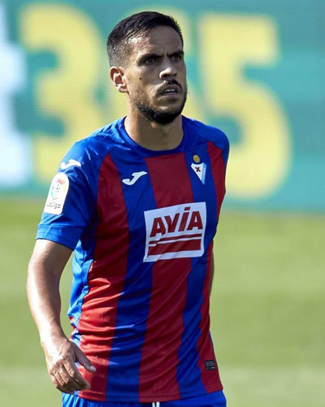 LFPさんのインスタグラム写真 - (LFPInstagram)「TOTAL concentration! 😎 • ¡Concentración TOTAL! 🔵🔴 • #Recio #Eibar #LaLiga #LaLigaSantander #Football」9月17日 12時24分 - laliga