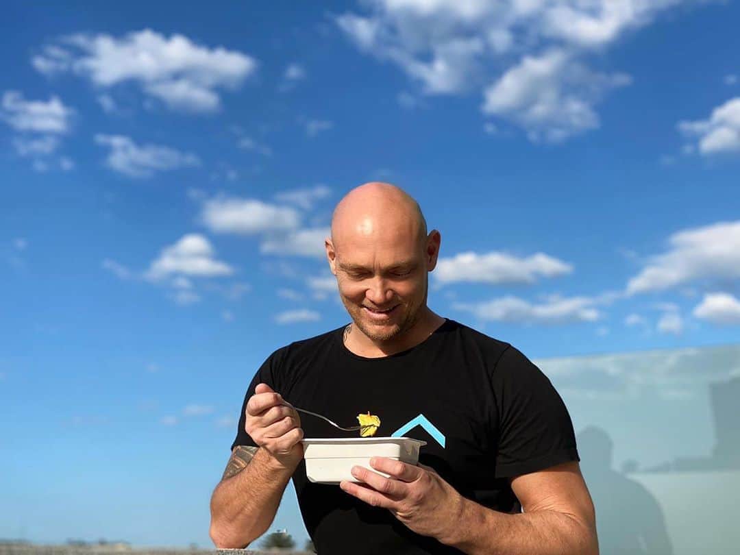 のインスタグラム：「Eating on the go... again! Having access to @macros.com.au nutritionally balanced and super tasty meals has been a lifesaver... #healthy #fitness #family #meals」