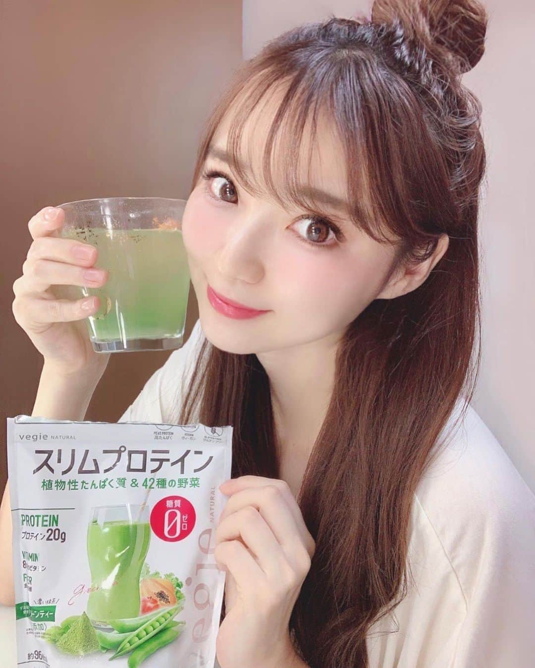 小越しほみさんのインスタグラム写真 - (小越しほみInstagram)「プロテイン探してたんだけど これがいいって教えてもらったよ🥛 ・ 私は運動の時の栄養補給用だけど タンパク質だけじゃなくビタミンや食物繊維もたっぷり入ってるからダイエットしてる人の置き換えにもぴったりだよね🙆🏻‍♀️ なにより糖質ゼロっていうのが嬉しい😊 ・ 食べ過ぎちゃった翌日のランチをスリムプロテインに置き換えしてみたけどいい感じだったよ🙊 自然な甘さで好きな味だった！ ・ ちなみに食事前には塩分糖質脂質をバリアしてくれる ベジバリアもおすすめ🍽 ・ 今のご時世感染の不安もあるし 免疫力高めつつ健康的になりたいな😌 ・ ・ ・ ・ ・ #vegie #スリムプロテイン #ベジバリア #プロテイン #ボディメイク #糖質ゼロ #塩糖脂 #置き換えダイエット #おうち時間 #stayhome #pr #protein #healthylifestyle #ハーフおだんご #ハーフおだんごヘア」9月17日 12時26分 - shihomi1129