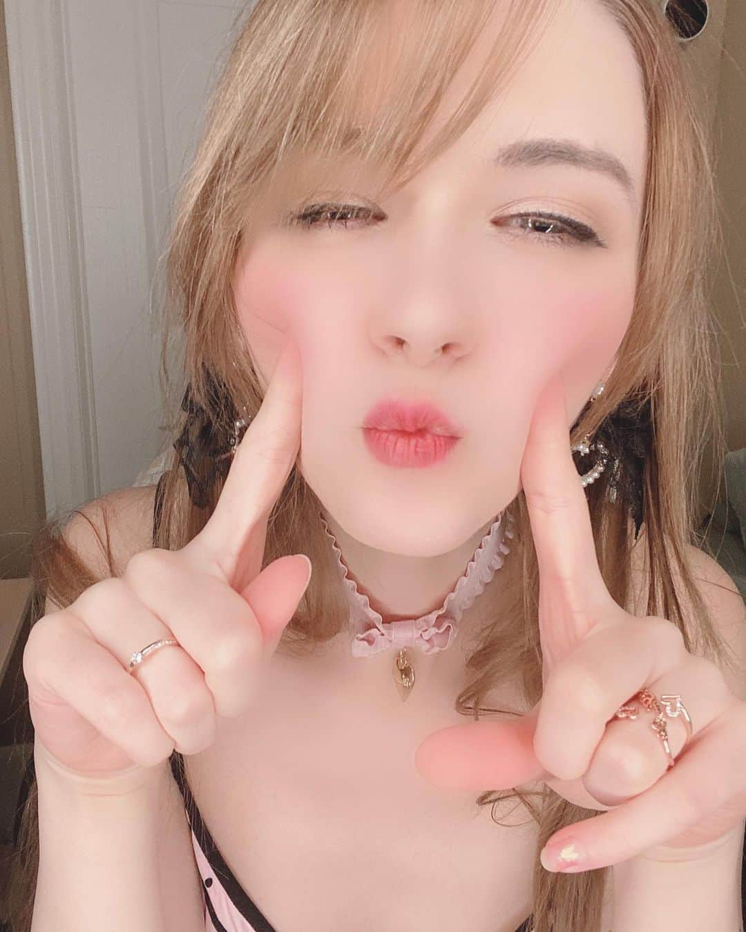 Hirari Ann（ヒラリー アン）さんのインスタグラム写真 - (Hirari Ann（ヒラリー アン）Instagram)「I bought a new ring light so I wanted to try it out. These are my pajamas, they cute 😤 which is your favorite photos? ☺️💕  also if you read this. Reminded new @mikazukibigwave mikazuki music album with me is released on the 19th! Please support me by pre ordering :) it helps towards making more music! 🎶」9月17日 12時40分 - hirariann