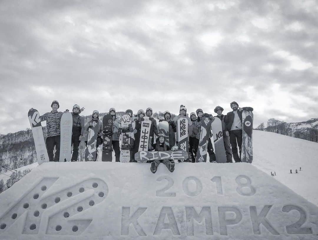 田中幸さんのインスタグラム写真 - (田中幸Instagram)「✴︎ K2 @k2.snowboarding   14年目の今シーズン K2ライダーとして 契約させてもらいました  2007年から K2にお世話になり 色んな出来事があった  移籍早々 2008年背骨を骨折 脊髄損傷の大怪我  復帰の見込みが わからない私に K2本社から私の名前入りの スノーボードブーツが届き  『幸、時間あるならブーツデザインしてよ』と、 一言メッセージが入っていた  幸モデルブーツ をデザインするという 大きなチャンスをくれた  復帰してからも 本社のミーティングや 撮影に行かせてもらい たくさんの出会いの チャンスを 作ってくれた  妊娠、出産時も 変わらず 契約をし続け、 私の活動を 応援し支えてくれたK2  同じライダーの皆んなとも 毎シーズン 数回しか会えなくても 会っていなくても 私にとって 家族みたいな感じ  どんな時も支えてくれる 支え合えるチームと これからも スノーボードライフ 歩んでいく  今シーズンも よろしくお願いします🤘  #新しいシーズン #新しい活動始めます #新しいライダー様式」9月17日 12時37分 - sachitanaka
