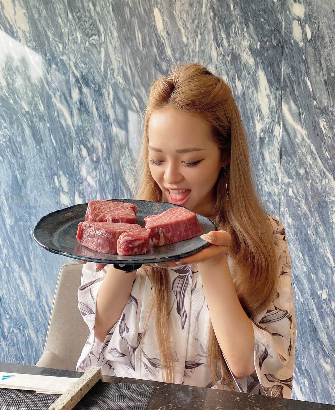 のインスタグラム：「おにくぅっっっ💓💓💓 @koumireex.hotel さんで お昼からシャトーブリアン🤤💓 . . . 小海と言えば映画『君の名は。』 の新海監督の出身地🌻 . 映画の世界に入ったような素敵な街並みと美味しいお肉に癒された休日☺️✨ 自然ってやっぱりいいなあ💕 . .」