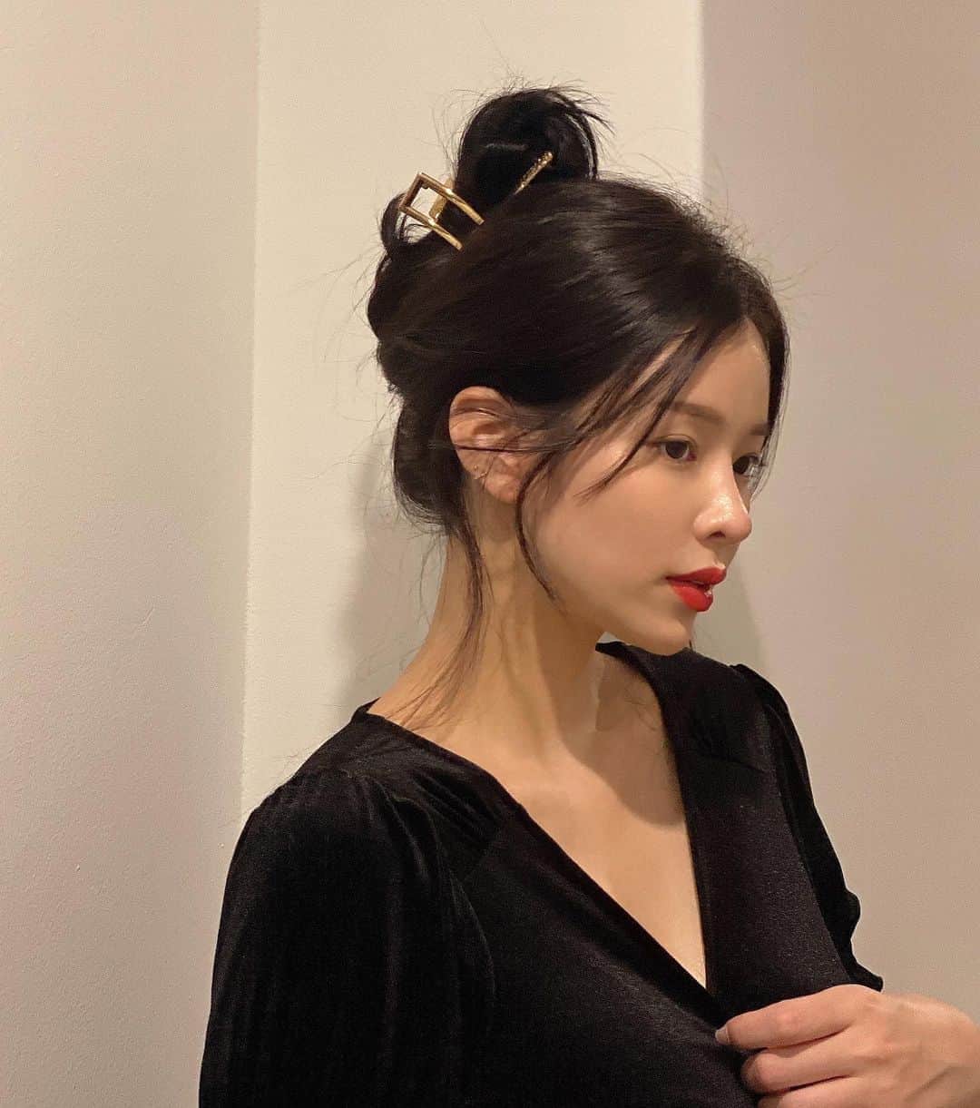 クォン・スジョンのインスタグラム：「🤍 여러부운 비파데이션 잘 사용하고 계신가요?   사용하면 할 수록 진짜 감탄만 나오는 인생템 피부 컨디션에 따라 표현이 다르다? 라는 부담 없는 제품이라  화장도 잘 먹고 촉촉 피부 결도 좋아보이고 진짜 칭찬만 나오는 제품인데.......   굳이 단점을 한가지 뽑자면 휴대하기 어렵다는것..?😭  무겁기도 무겁고 그래서 저는 다 사용한 쿠션에 덜어다니는데 로로벨에서 쿠션보다는 얇은 휴대하기 편한 퍼프하나 만들었음 좋겠다는 생각 💡  대표님 어떻게 생각하시나욬ㅋㅋㅋ? @0.g_mon @rorobell_official   #로로벨 #비파데이션 비비+파데 #피부화장」
