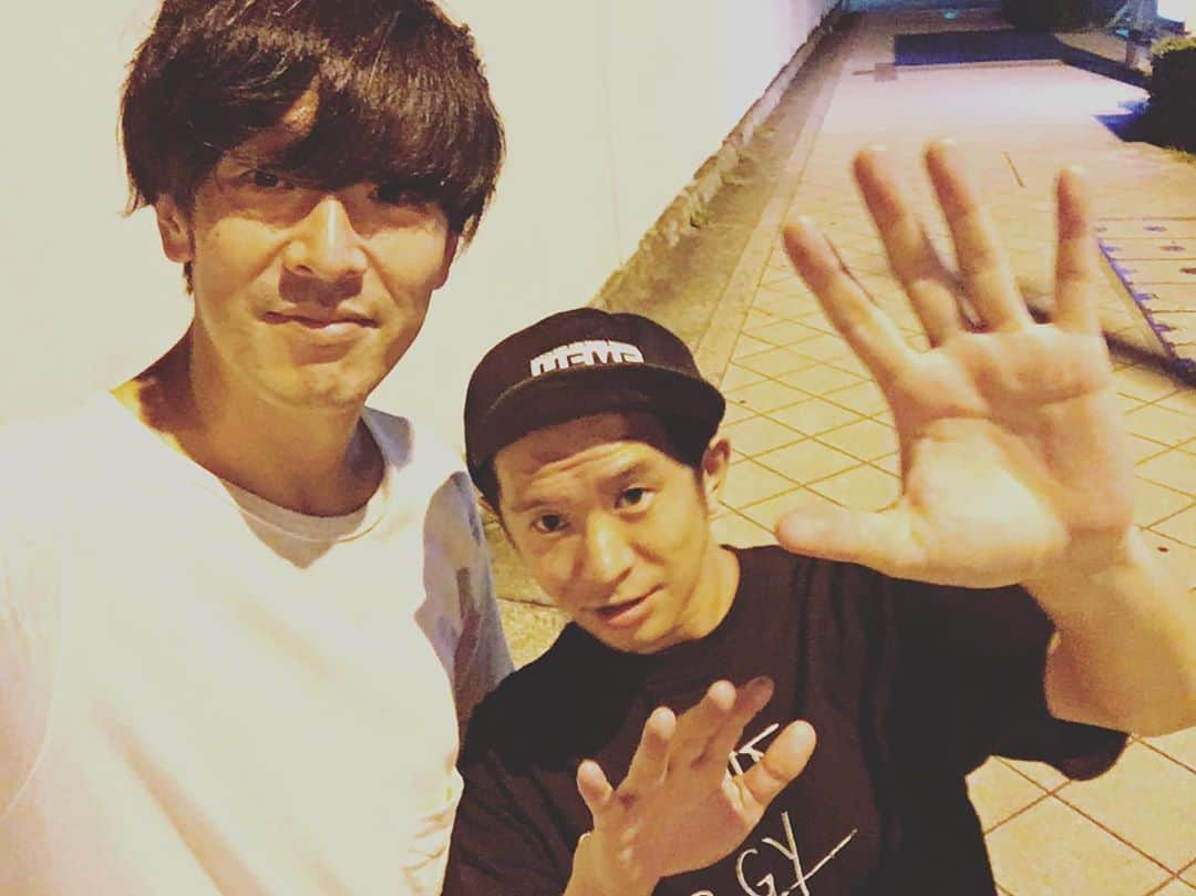 荒井岳史さんのインスタグラム写真 - (荒井岳史Instagram)「超久しぶりにケイシと旅をします。 よろしくお願いします🙇🏻‍♂️  Keishi Tanaka presents [ROOMS GARDEN TOUR]  2020.10.17.sat 浜松 万年橋パーキングHACHIKAI ※弾き語りでの出演となります  OPEN 15:00 / START 16:00 ADV 3,500yen / DOOR 4,000yen (1ドリンク別) ※小学生以下無料  -Live- Keishi Tanaka 荒井岳史  -Food- R食堂  ■チケット予約受付中 予約メールアドレス : mindjive.event@gmail.com ※件名に「Keishi Tanaka 10/17予約」、本文に「お名前(フルネーム) / 人数 / 連絡先(電話)」を明記の上、ご予約ください。 ※返信メールで予約完了となります。(返信にお時間頂くことがございますがご了承ください) ※定員になり次第終了させていただきますのでご了承ください。 ※mindjive.event@gmail.comからの返信メールを受信できる設定にてお願いします。 ※予約返信メールの受信拒否、または迷惑メールに振り分けられる可能性がありますのでご注意ください。  INFO mindjive.event@gmail.com  Keishi Tanaka presents [ROOMS GARDEN TOUR]   2020.11.3.tue 伊勢 FOLK FOLK Garden ※弾き語りでの出演となります ※小雨の場合は決行、荒天の場合は館内に変更になる場合がございます。 ※急な天候の変化も考えられますので、状況に応じてカッパなどの雨具をご持参ください。 ※入場口にて検温を実施致しますのでご協力ください。  OPEN 14:00 / START 15:00 ADV 3,500yen / DOOR 4,000yen (1ドリンク別) ※小学生以下無料  -Live- Keishi Tanaka 荒井岳史  -Food- FOLK FOLK Coffee FOLK FOLK Hostel  ■チケット予約受付中 予約フォーム : https://forms.gle/a3X3PMDNvWw34ATo7 ※全ての項目を入力いただき予約完了となります。 ※上記フォームは instagram @folkfolk_coffee TOPからも飛べます。  INFO FOLK FOLK 0596-63-6565」9月17日 12時42分 - takeshi_arai