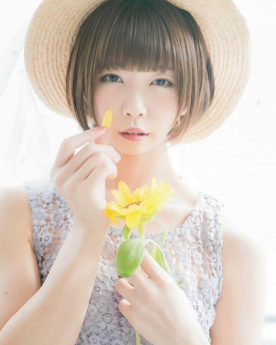 白波瀬ミキティ。のインスタグラム：「夏の終わり。 .⁣ .⁣ .⁣ .⁣ #ひまわり #純白 #whitecat  #麦わら帽子  ##sleepingbeauty  #スタジオ撮影 #cutegirls #kawaiigirl  #ポートレート部  #photography ⁣ #portraitphotography⁣ #streetphotography⁣ #edscvr_moodjapantrip⁣ #visualsoflife⁣ #impressio_shots⁣ #good_portraits_worldxploretocrate⁣ #shootermag⁣ #pursuitofportraits⁣ #ootd⁣ #dscvr_mood⁣ #jp_portrait部⁣ #東京カメラ部⁣ #igersjp⁣ #ポートレート⁣ #被写体⁣ #お洒落さんと繋がりたい⁣ #model⁣ #ポートレートモデル⁣ #写真好きな人と繋がりたい」