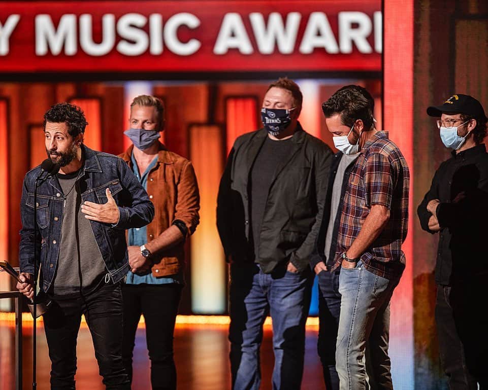 Just Jaredさんのインスタグラム写真 - (Just JaredInstagram)「The country music band @olddominionmusic led by example by wearing face masks to accept their awards at the ACM Awards! #OldDominion #ACMAwards Photos: Getty, CBS」9月17日 12時55分 - justjared