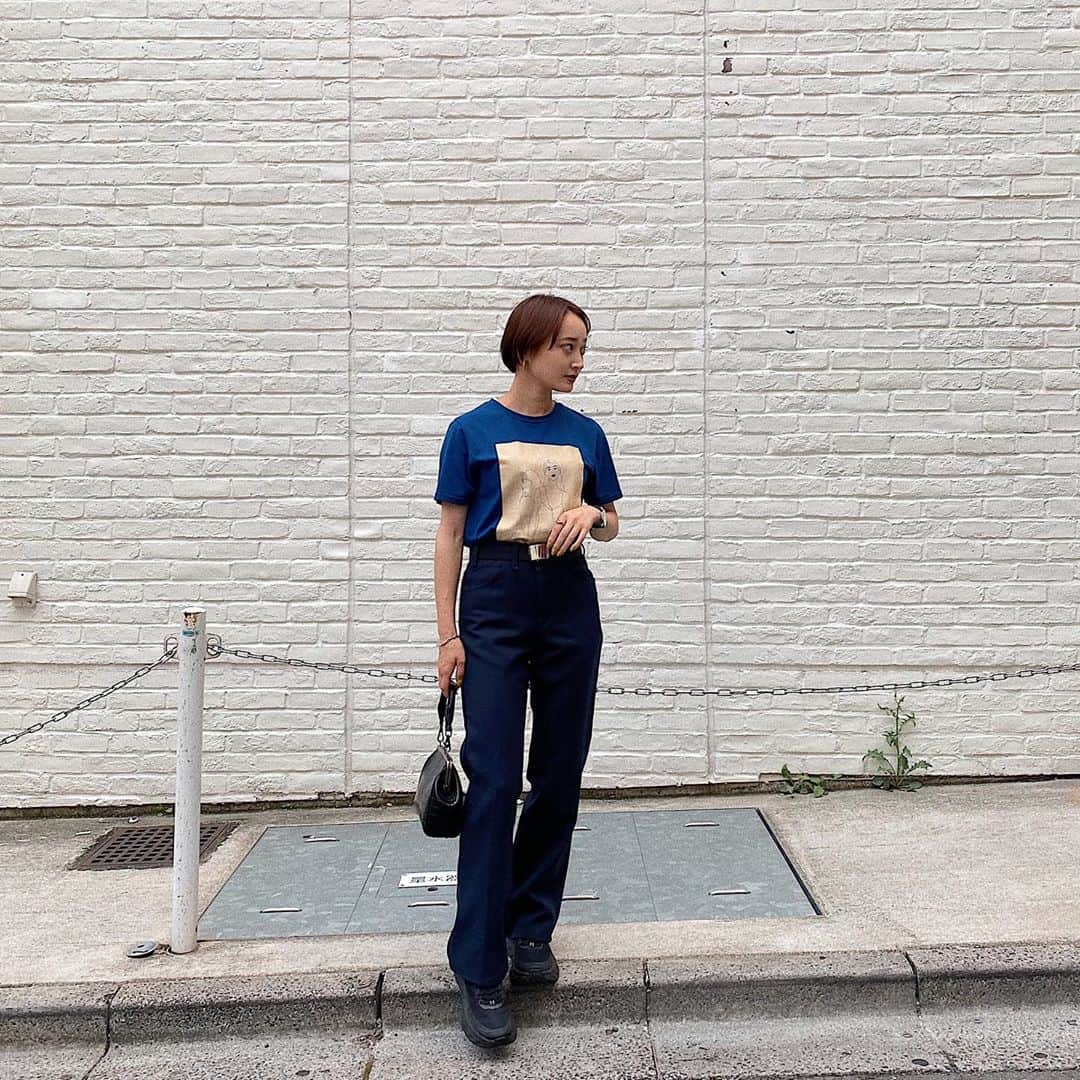 磯俣愛さんのインスタグラム写真 - (磯俣愛Instagram)「昨日はクールにネイビーワントーンコーデ♡ . . . . . @wrangler のパンツは 足が長細く形もキレイに見えて本当に万能🤦🏻‍♀️ . . . . たくさん服買ったのでまた載せますね♡ . . . . #8circle#wrangler#ラングラー#脚長パンツ#hokaoneone#ホカオネオネ#hoka#ワントーンコーデ#カジュアルコーデ#モノトーンコーデ#シンプルコーデ#tシャツコーデ#スニーカーコーデ#スニーカー#メンズライク#シンプルカジュアル」9月17日 12時57分 - ai_isomata