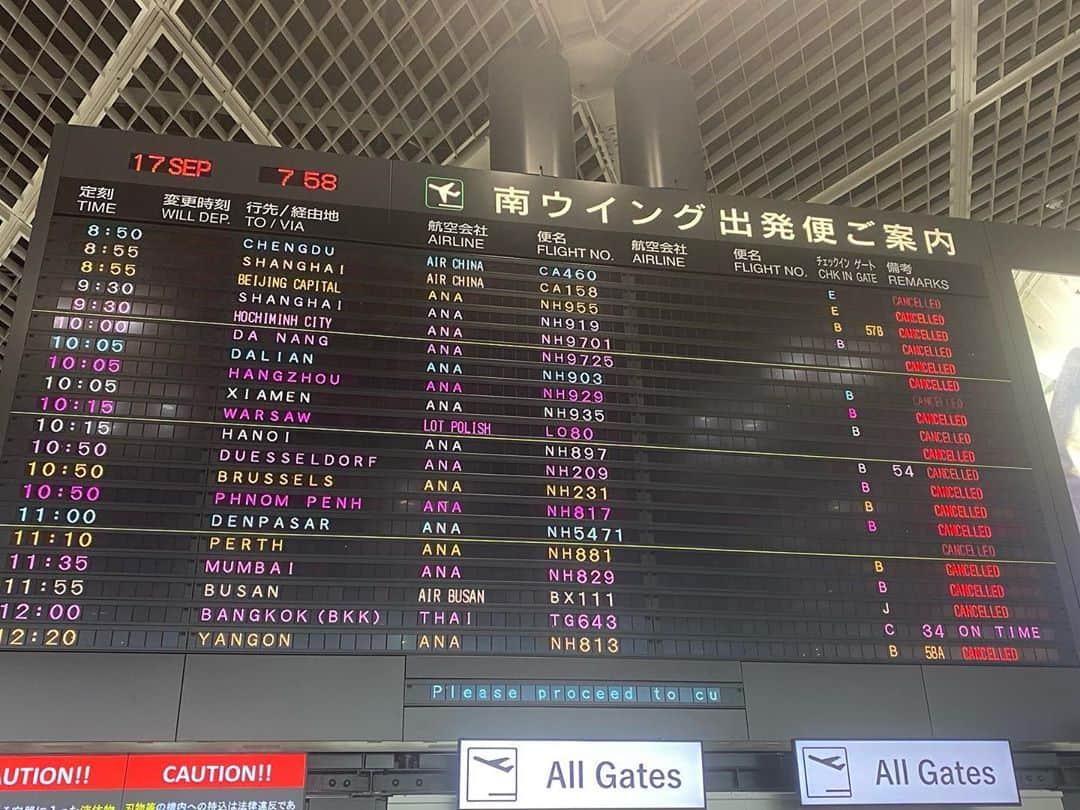 大根仁のインスタグラム：「成田空港、衝撃の出発案内板。」