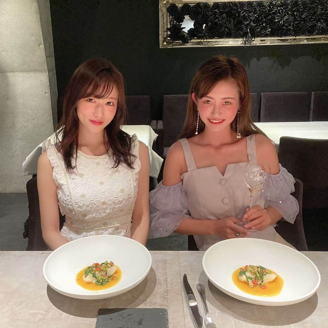 小湊優香さんのインスタグラム写真 - (小湊優香Instagram)「先日麻布十番にある﻿ BISTRO 釜津田さんでランチしました✨﻿ ﻿ ﻿ お友達がシェフやっているんだけど﻿ どのお料理も美味しくて美味しくて·····﻿ お料理にあったワインも美味しかった〜🍷﻿ ﻿ 能登の海の幸山の幸をたっぷり使用していて﻿ フレンチだけど良い意味でフレンチぽくない！﻿ これは行った人しか分からないですな😏✨﻿ ﻿ オニオングラタンスープ﻿ 今まで食べた中で1番美味しかった·····﻿ ﻿ ﻿ ﻿ 最後に動画を載せてるので﻿ 素敵な店内とお料理﻿ そして音のソノリティをお楽しみください☺️﻿ ﻿ ﻿ ﻿ ランチは土日祝﻿ ディナーは毎日やっているみたいです✨﻿ 店内も素敵な雰囲気なので記念日などにも💕﻿ ﻿ ﻿ ﻿ 椎名くんありがとう〜！﻿ あっきーもありがとう❤️﻿ ﻿  #麻布十番グルメ #麻布十番ランチ #麻布十番ディナー #港区グルメ #港区女子 #イベントコンパニオン #モデル #model #レースクイーン #グラビア #サロンモデル #インフルエンサー #japan_of_insta #japanesefood #japanesegirl」9月17日 13時02分 - y.miranic