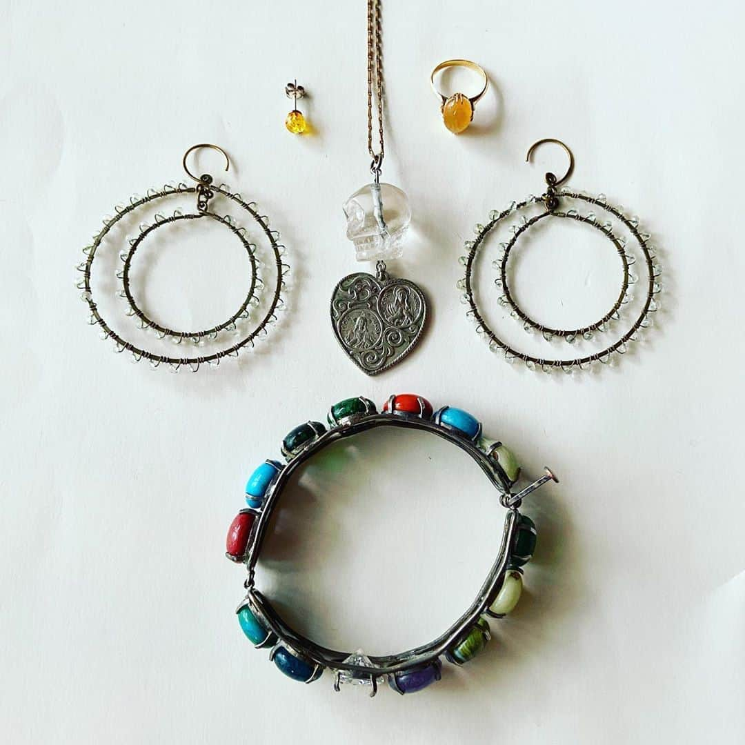 おおたうにさんのインスタグラム写真 - (おおたうにInstagram)「tiny amber earring / @malaika_official  opal ring / vintage quartz hoop earrings / @rainbowwater.jp  crystal skull pendant top / handmade fake stone bangle / ethnic shop 初めて着る「ナムさんT」に合わせて。先週買った日本の藍染高級Tなんだけど、20代からの友だちに「昔から持ってるやつだね」と言われるほど普通の似合い方で、喜んでいいのかわからん😳 さらにエスニックなアクセサリーを合わせると尚更！ そのせいか、空きっ腹にお酒とごはんで貧血を起こし倒れました。ほんとに20代みたいだな。 #今日のアクセサリー #accessoriesoftheday #ethnicfashion」9月17日 13時03分 - outa_uni