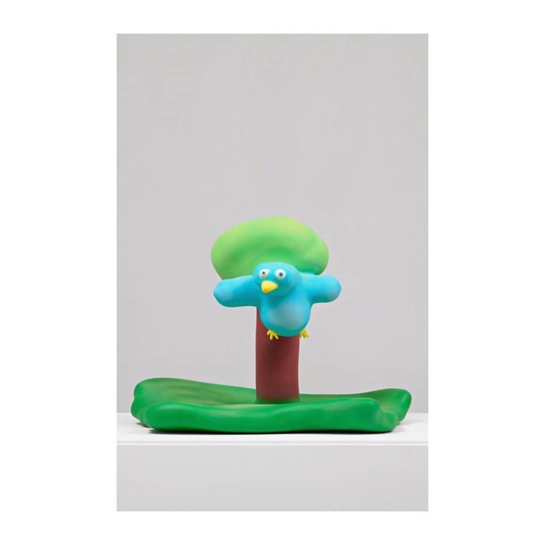 ジュリアン デイヴィッドのインスタグラム：「Thursday, Austin Lee - Bird with tree. Painted Bronze #paceprints #austinlee @austinleee 🤍🐦」