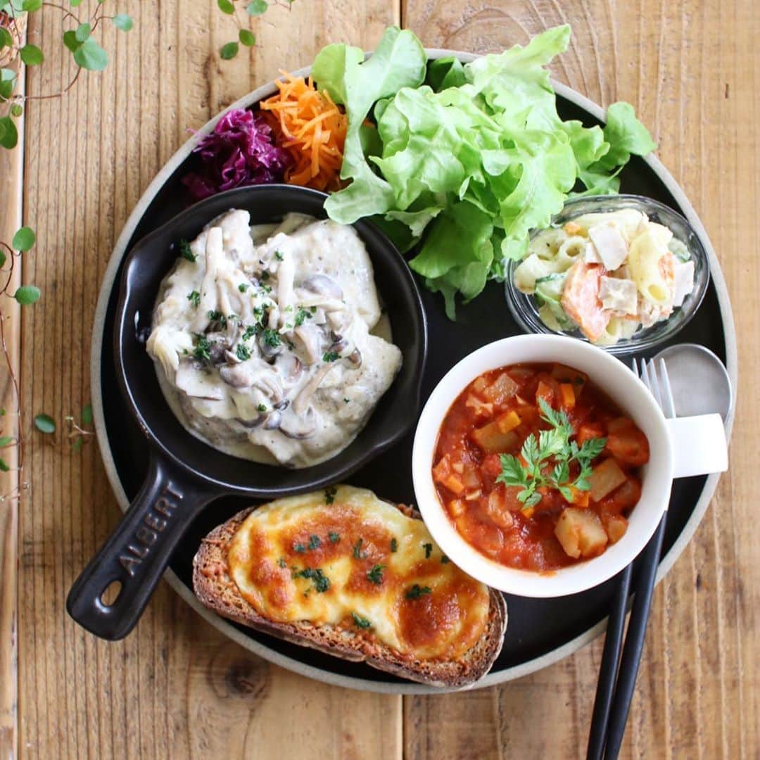 Atsukoのインスタグラム：「Today's lunch 2020.09.17 ･ ･ チキンのクリーム煮 ミネストローネ クロックムッシュ マカロニサラダ ラペ ･ ･ 今朝はクロックムッシュを。 薄めにカットしたライ麦パンにホワイトソースとハムを挟んで、トップにもホワイトソースとチーズで😍 カリッカリに焼いて食べました。 あー美味しい。笑 本当は食パンでやりたかったんだけど。 すこしでも薄いパンを使うことで罪悪感を減らすスタイル😂😂 あんま意味なさそうだけど😭 ･ ･ 愛の不時着見終わり、次何にしようか考えた結果、梨泰院クラスになりました。 久しぶりに韓ドラみてて。 韓国語の単語色々思い出したー🤣」