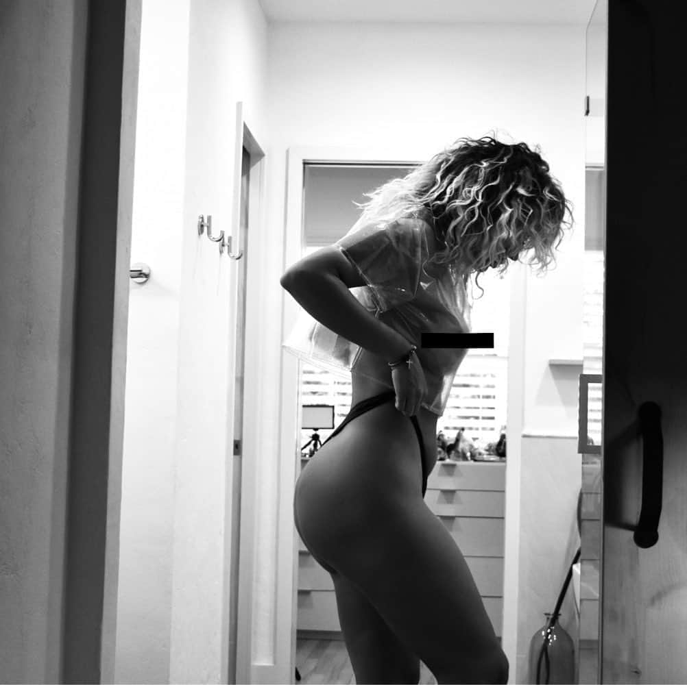 ベロニカ・ベガのインスタグラム：「Link in bio baby 🖤」