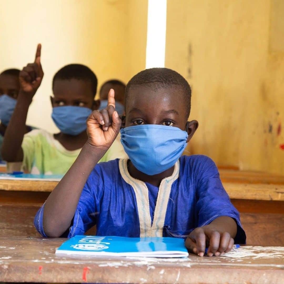 unicefさんのインスタグラム写真 - (unicefInstagram)「These students are back in class after their school closed for COVID-19 in Mauritania. In addition to masks and physical distancing, handwashing facilities are available at school entrances. What safety procedures has your child’s school put in place? © UNICEF/UNI370440/Pouget」9月17日 13時15分 - unicef