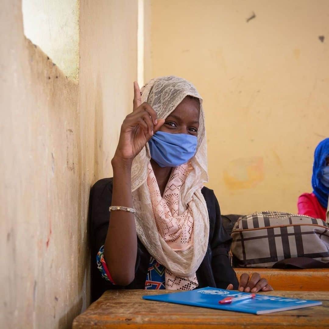 unicefさんのインスタグラム写真 - (unicefInstagram)「These students are back in class after their school closed for COVID-19 in Mauritania. In addition to masks and physical distancing, handwashing facilities are available at school entrances. What safety procedures has your child’s school put in place? © UNICEF/UNI370440/Pouget」9月17日 13時15分 - unicef