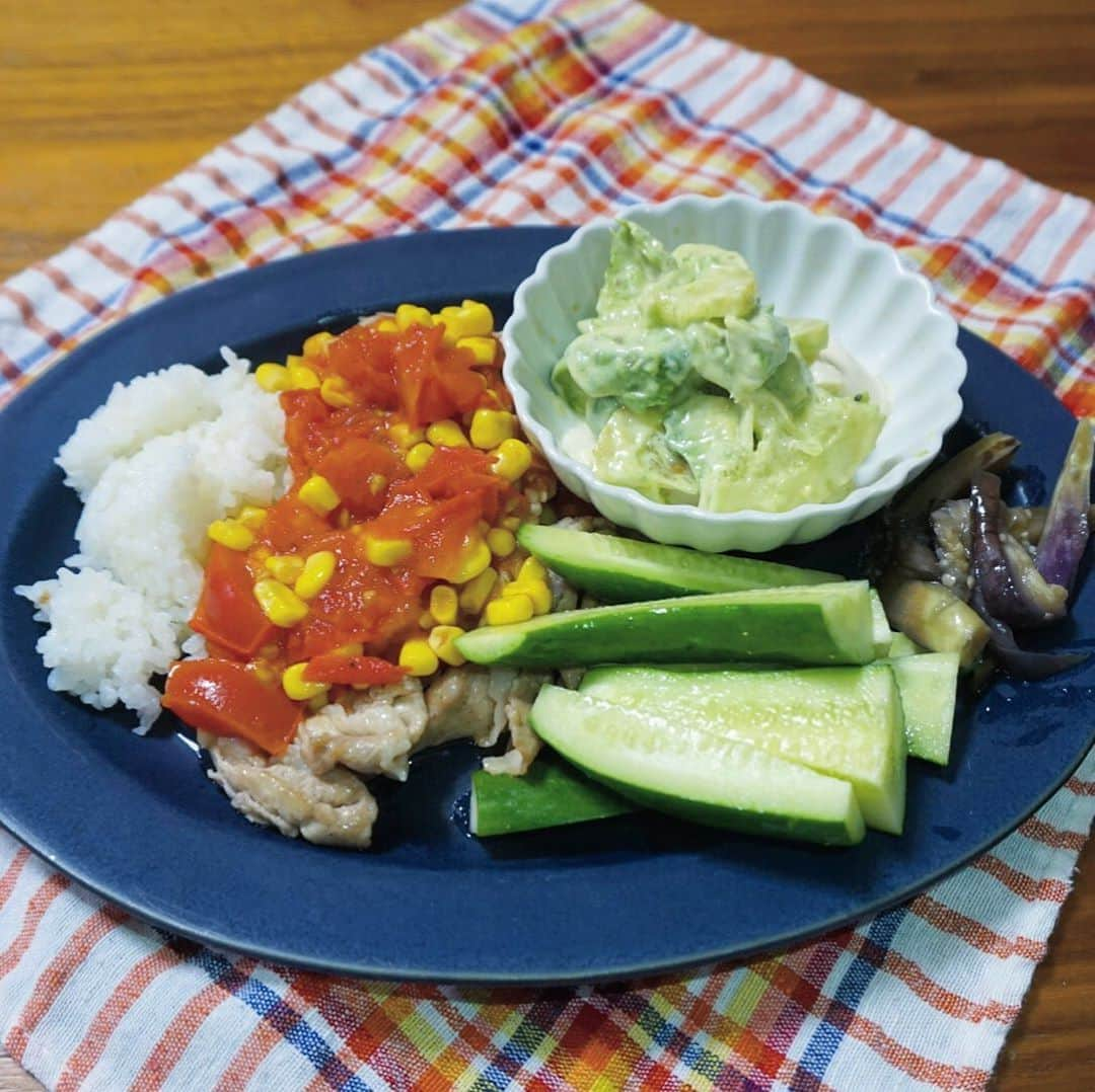 菅野広恵さんのインスタグラム写真 - (菅野広恵Instagram)「＊＊＊﻿ 時短dinnerプレート🍴﻿ ※全然映えでもなんでもないけどw ﻿ 毎日の事だからとにかく時短、でも味は決めたい！！﻿ おいしくないと食べる気も失うので🤣﻿  夏の疲れもあるので肌にも労わりながら食事できるメニューで、時短を日々プレートに。﻿  ------------ ﻿ この日は、加熱する事で効果をより発揮してくれる抗酸化作用たっぷりのトマトをメインのソースにかけて🍅﻿ ﻿ 若返りのビタミンと言われるビタミンEがたっぷり入っなアボカドと、コラーゲンを作るビタミンCのレモンの組み合わせ🍋﻿ ﻿ そして、きゅうりやナスのデトックス野菜で老廃物をバイバイ🍆﻿ ﻿ ----------﻿ ﻿ 🔶この日のメニュー🔶﻿ ☑︎豚肉とトマトコーンソース﻿ →豚肉は塩麹につけておくと旨味倍増！﻿ オリーブオイルで肉を炒めて、別のフライパンにニンニク、トマト、コーン、塩胡椒で炒めてかけただけ♪﻿ めちゃくちゃ簡単だけど、我が家では人気メニュー♪﻿ ﻿ ﻿ ☑︎アボカドレモン塩豆腐﻿ →レモン塩を作っておくと本当お料理の時短にもなり味も決まるのでかなりおすすめ！﻿ 今度YouTubeでも投稿しようと思います^ ^﻿ アボカドとレモン塩を混ぜて豆腐にのせて出来上がり♪かなりうます！﻿ ﻿ ☑︎ナスのやつ﻿ →レンジにナス、醤油、しょうが、砂糖、酢を入れて加熱。食べる時には冷やして食べる♪﻿ 大葉やミョウガをのせるとさらに美味しさup！﻿ ﻿ ☑︎極上きゅうりスティック﻿ →この夏大活躍してくれた中川自然農園さんの極上きゅうりで、時間のない時はスティックにしてもめちゃくちゃ美味しいので助かりました♪﻿ ﻿ ﻿ #食べて綺麗に⠀#デトックス食材　#デトックス効果  #ズボラ飯  #ズボラ主婦 ﻿ #食改善　#美肌になりたい　#美肌になりたい人と繋がりたい  #ニキビ肌改善  #食べるスキンケア　#美容　#美容食　#美容食材　#美容好きな人と繋がりたい  #食べる美容　#食べるダイエット　#ダイエット　#ダイエット記録　#ズボラ女子　#美肌ワンプレート　#ワンプレート飯　#簡単レシピ #簡単レシピ動画  #動画配信　#子育て中　#2歳児ママ　#mamagirl  #おうち時間 #おうちごはん　#おうちごはんlover」9月17日 13時16分 - hiroesugano