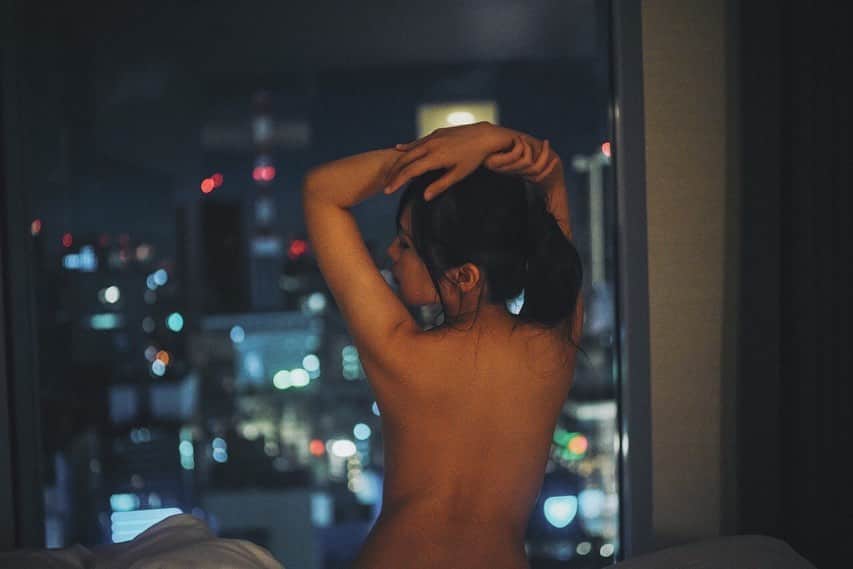 田中みかのインスタグラム：「. . . . せなか . . photo:@t.1972 . . . . . . . . . . . . . . . . . . . . . . . . . . . . . . . . . . . . . . . . . #せなか#背中#夜景#夜景撮影 #夜景が綺麗 #illumination #撮影会モデル #撮影会#フリーモデル#asianmodel #japanesemodel #asianbeauty #japanesebeauty #グラビア#グラビアアイドル #asianlady #japaneselady #被写体#被写体希望 #モデル募集 #팔로우#소통#일본#데일리록#멋스타그램#훈녀#오늘의흔녀#흑발#롱헤어#ootd」