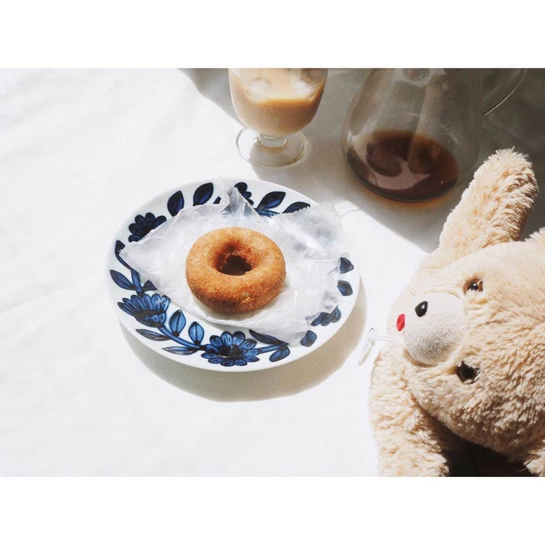 猪鼻ちひろさんのインスタグラム写真 - (猪鼻ちひろInstagram)「🍩🐻 ドーナツとコーヒーの相性の良さよ！ 熊五郎も「美味しそうだね」って 両手を上げて喜んでるね←棒読み (と書いてる30代女性…慰めてあげたく…なる) #ちひろのごはん #ちひろkitchen #ドーナツ #美味しい  #熊五郎 #一生大切にします #毎日一緒に寝てくれてありがとう←」9月17日 13時20分 - inohanachihiro