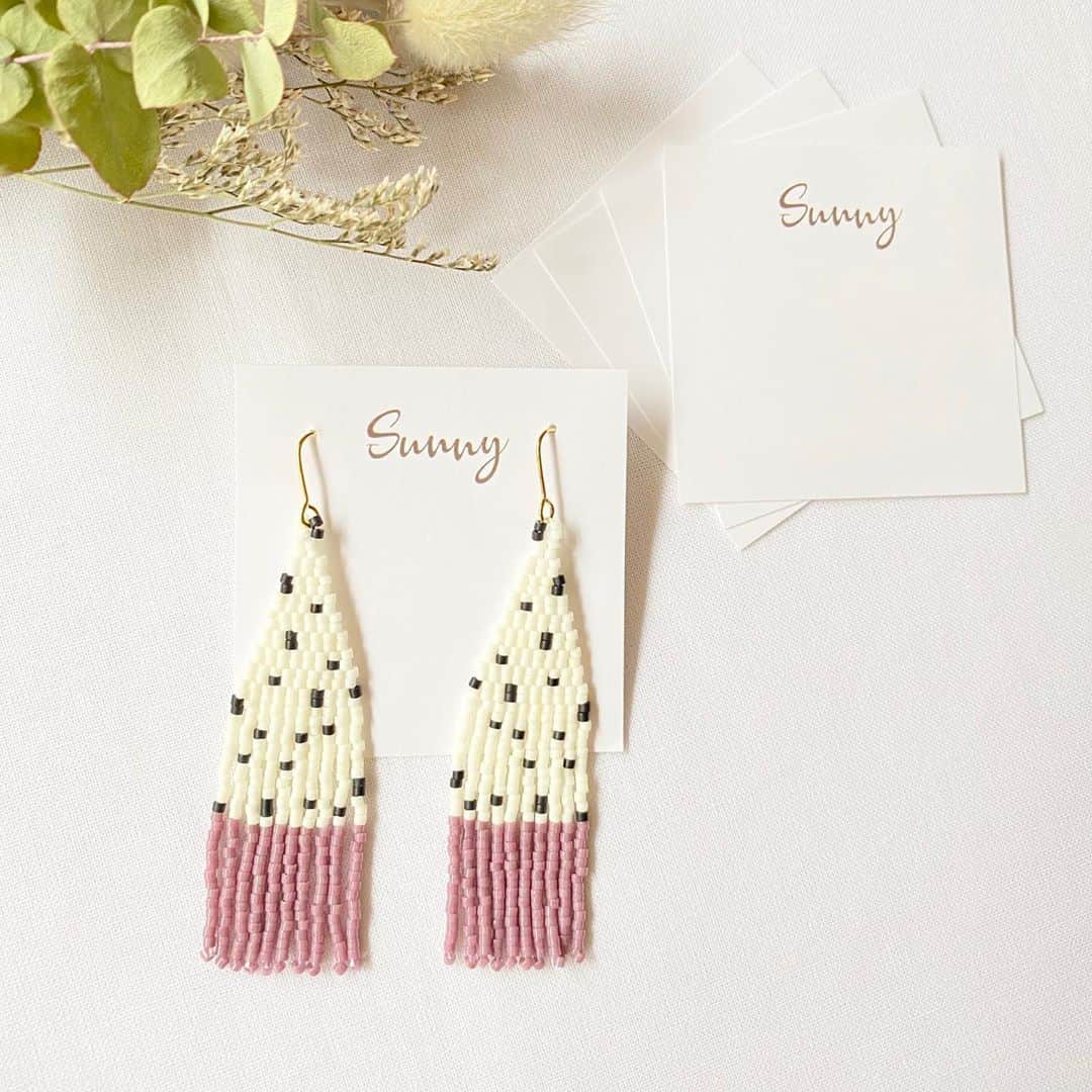 埼玉 戸田市 ハンドメイドアクセサリー ピアス販売 SUNNY?さんのインスタグラム写真 - (埼玉 戸田市 ハンドメイドアクセサリー ピアス販売 SUNNY?Instagram)「デザイナーHONEY FUNNY design あかりさん　@honeyfunny.design  にアクセサリー台紙を制作して頂きました。シンプルで優しい雰囲気の台紙☺︎﻿ ﻿ 次回のPOP UP STORE新作から台紙新しくなります♡﻿ ﻿ あかりさんいつもありがとうございます。﻿ あかりさんのデザインでよりよく進化していきます☺︎  【POP UP STORE 】﻿ ﻿ 9/24（Thu）10:00-14:00﻿ ﻿ ■CANVAS, Inc.﻿ 〒333-0852 埼玉県川口市芝樋ノ爪1-9-27 1F﻿ @canvas.architect トップページよりGoogleマップで開いてください。﻿ ﻿ 最寄駅 蕨駅からお越しの場合は芝本町通りに面している部分が入口となります。﻿ ﻿ ・換気・店内消毒徹底します。﻿ ・マスク着用で接客します。﻿ ﻿ 《お客様へお願い》﻿ ・入店の際は手指のアルコール消毒をお願い致します。﻿ ・マスク着用でご来店お願い致します。﻿ ・入店人数制限（最大店内5名）で譲り合いをお願い致します。﻿ ﻿ デザイナーHONEY FUNNY design あかりさん　@honeyfunny.design  とお客様に喜んで頂けるよう今月も企画しました。﻿ 女性に笑顔で日常を過ごしてもらえるお手伝いができますように☺︎☺︎﻿ デザインとアクセサリーに溢れる空間でお待ちしております。﻿ ﻿ ﻿ ﻿ HONEY  FUNNY design ×Sunny」9月17日 13時28分 - sunny.handmade