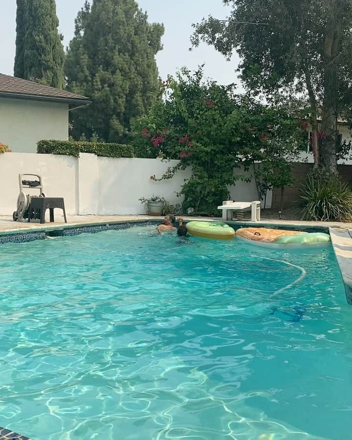 ニック・ヤングのインスタグラム：「Happy bday to this cool young man my dad turn 71 acting like 21 I love this dude ... MostHated Drew has ihdgkoleague coach  of the yearly uh gym」