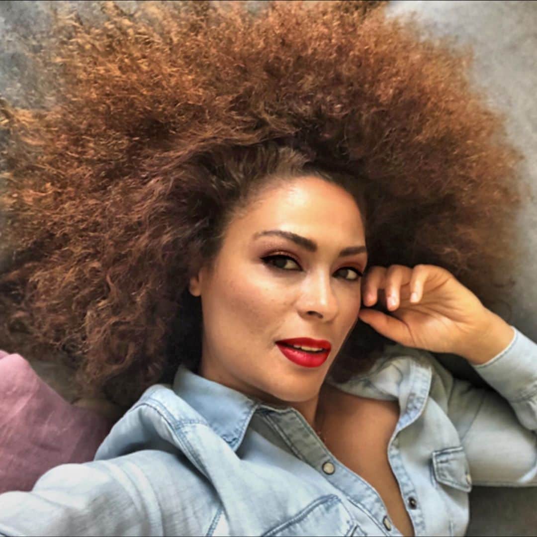 ヤスミン・アル＝マスリーのインスタグラム：「Thank you @mohmmed_masoud for my hair.. you know your hairdresser is great when your hair looks great naturally with out them being around you everyday ❤️ #happy #hair #happyme」