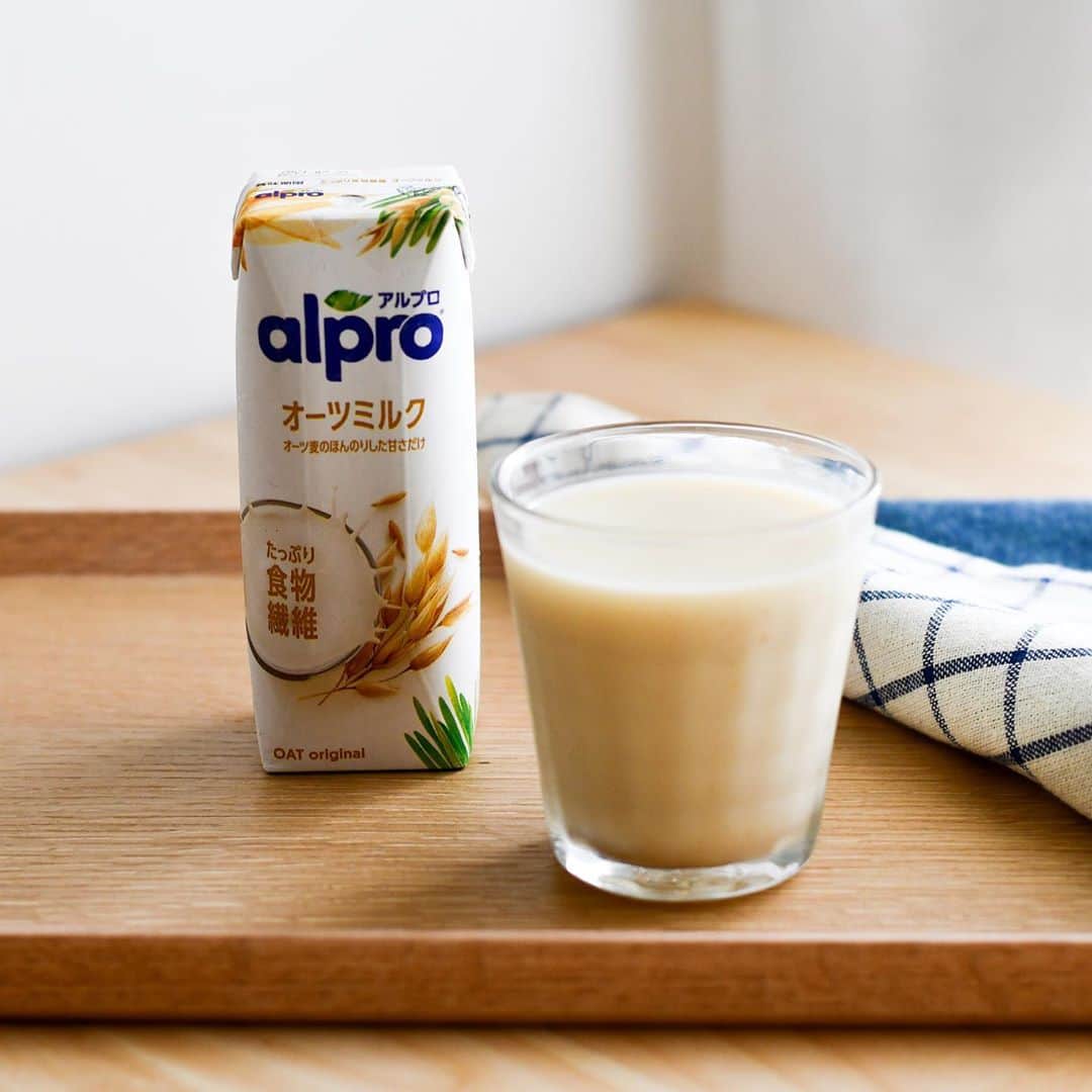 BIO-RAL靭店さんのインスタグラム写真 - (BIO-RAL靭店Instagram)「・ 「アルプロ　たっぷり食物繊維オーツミルク　ほんのり甘い　250ml」  不足しがちな栄養素を、これ一本で補えます★  オーツ麦から作られる植物性ミルクなので、動物性のミルクは苦手という方にぴったりな飲み物です。  栄養が豊富で、食物繊維やタンパク質、ビタミン群やカルシウム、鉄分などがバランス良く含まれているパーフェクトドリンク！  オーツミルクはそれ自体がほんのり甘いので豆乳やアーモンドミルクが苦手という方にもぜひ一度お試しいただきたい一品です♬  #ビオラル #bioral #bio-ral #ビオラル靭店 #スーパーライフ #ライフコーポレーション #阿波座 #靭公園 #ライフ #ダノン #アルプロ #オーツミルク #オーツミルクのALPRO #オーツミルクに変更 #オーツ麦のミルク #植物性ミルク #ヴィーガン #ヴィーガン対応 #vegan」9月17日 13時57分 - bioral_west