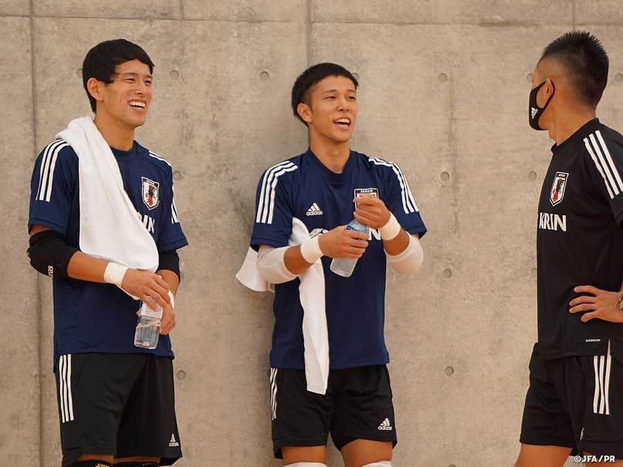 日本サッカー協会さんのインスタグラム写真 - (日本サッカー協会Instagram)「#フットサル日本代表 候補が#高円宮記念JFA夢フィールド で行っているトレーニングキャンプは、9月15日に2日目を迎えました。  午前のトレーニングでは、同じ会場でキャンプを実施していたサッカー#U19日本代表 候補の選手およびコーチ陣が見学する中、コーナーキックに特化したセットプレー合戦と紅白戦に取り組みました。  午後はGKトレーニングから開始、今回招集されたGKの#篠田龍馬 選手と#関口優志 選手は同じクラブ（#名古屋オーシャンズ ）で切磋琢磨する仲で、内山GKコーチと45分間の濃密な時間を過ごしました。  その後は翌日のトレーニングマッチに向けた全体トレーニングを行い、チーム戦術を確認しながらの紅白戦や10mの第2PKにも取り組みました。  #daihyo #jfa #futsal」9月17日 13時57分 - japanfootballassociation