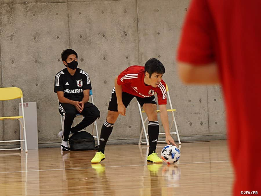 日本サッカー協会さんのインスタグラム写真 - (日本サッカー協会Instagram)「#フットサル日本代表 候補が#高円宮記念JFA夢フィールド で行っているトレーニングキャンプは、9月15日に2日目を迎えました。  午前のトレーニングでは、同じ会場でキャンプを実施していたサッカー#U19日本代表 候補の選手およびコーチ陣が見学する中、コーナーキックに特化したセットプレー合戦と紅白戦に取り組みました。  午後はGKトレーニングから開始、今回招集されたGKの#篠田龍馬 選手と#関口優志 選手は同じクラブ（#名古屋オーシャンズ ）で切磋琢磨する仲で、内山GKコーチと45分間の濃密な時間を過ごしました。  その後は翌日のトレーニングマッチに向けた全体トレーニングを行い、チーム戦術を確認しながらの紅白戦や10mの第2PKにも取り組みました。  #daihyo #jfa #futsal」9月17日 13時57分 - japanfootballassociation