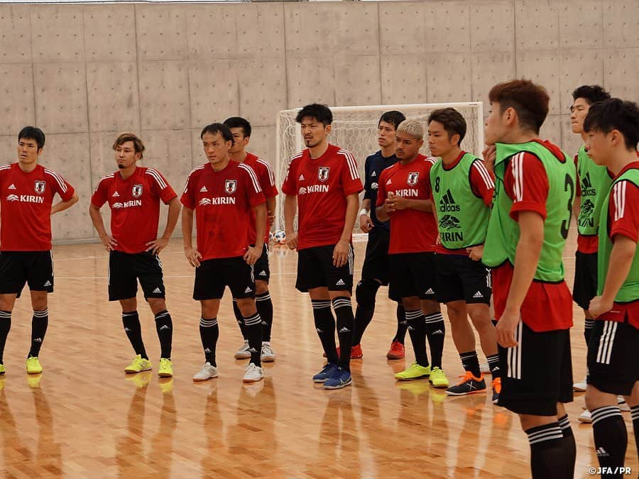 日本サッカー協会さんのインスタグラム写真 - (日本サッカー協会Instagram)「#フットサル日本代表 候補が#高円宮記念JFA夢フィールド で行っているトレーニングキャンプは、9月15日に2日目を迎えました。  午前のトレーニングでは、同じ会場でキャンプを実施していたサッカー#U19日本代表 候補の選手およびコーチ陣が見学する中、コーナーキックに特化したセットプレー合戦と紅白戦に取り組みました。  午後はGKトレーニングから開始、今回招集されたGKの#篠田龍馬 選手と#関口優志 選手は同じクラブ（#名古屋オーシャンズ ）で切磋琢磨する仲で、内山GKコーチと45分間の濃密な時間を過ごしました。  その後は翌日のトレーニングマッチに向けた全体トレーニングを行い、チーム戦術を確認しながらの紅白戦や10mの第2PKにも取り組みました。  #daihyo #jfa #futsal」9月17日 13時57分 - japanfootballassociation