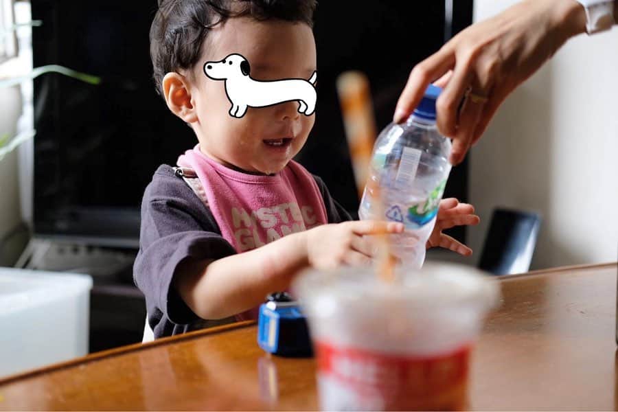 のインスタグラム：「ペットボトル顔に当てて つめた〜い♡ってやるのが好き。(永遠ループ) ママの休憩のお供は 映えドーナツ&アイスティーです。  #myson #1yearold  #breaktime #fun #remotework #counselor #mom #sweets #doughnuts #earlgrey #tea #cold」