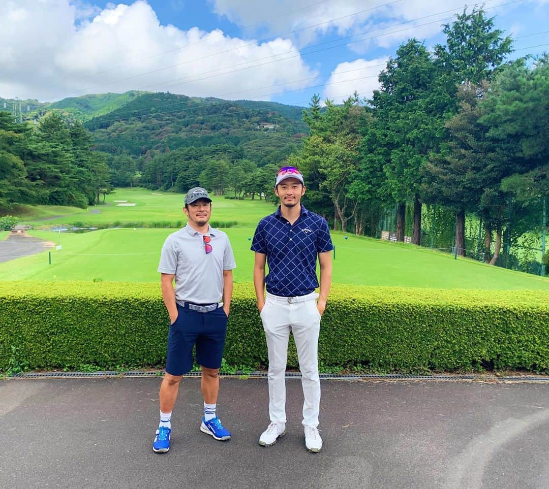 のインスタグラム：「兄弟で初ラウンド⛳️ 久しぶりに2人でゆっくり話せて楽しかったー！ 結果は散々だったけど、バーディー取れたから良しにした😂笑 ウェアーは全身 @callawayapparel_japan  #golf」
