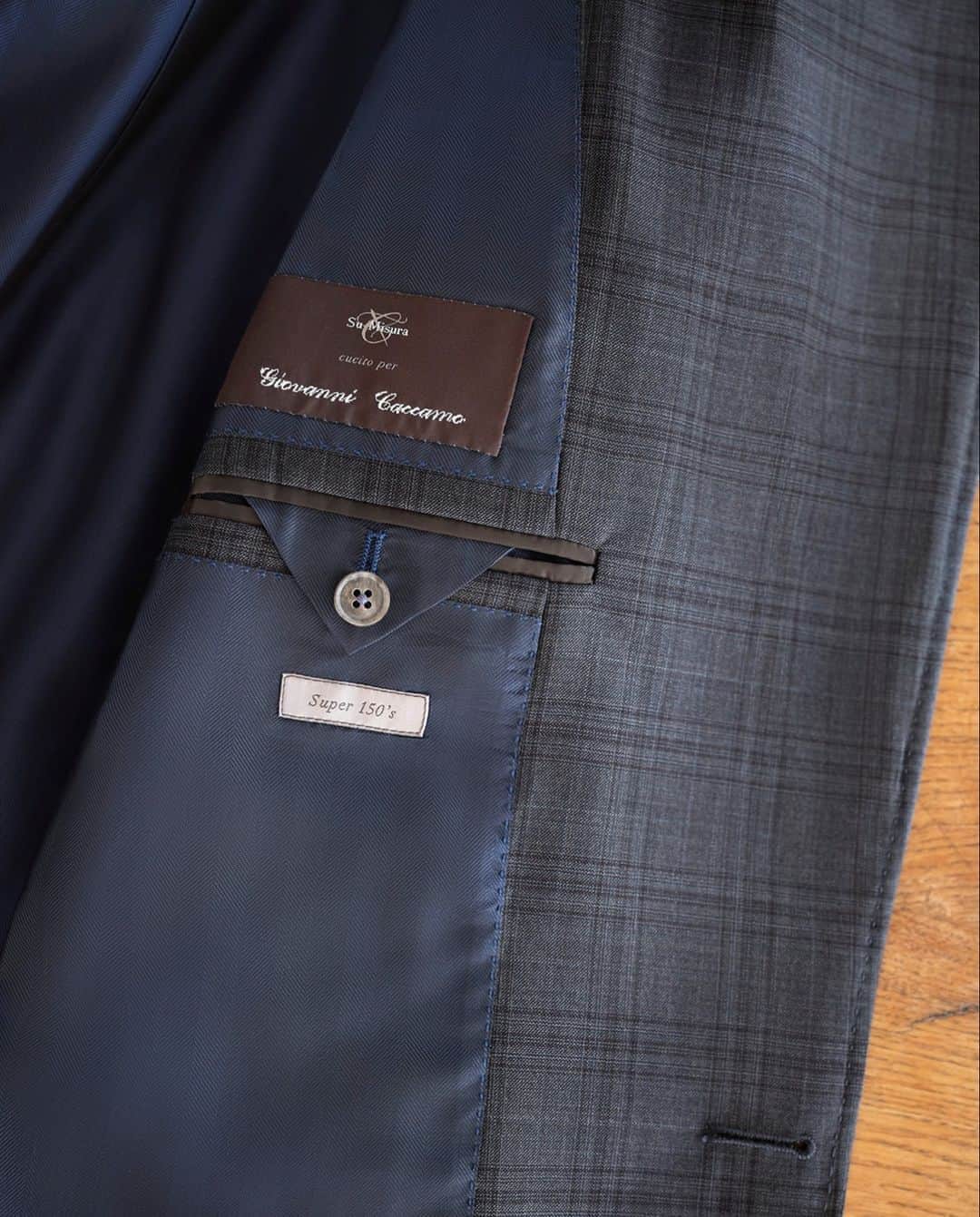 カナーリのインスタグラム：「Every single detail of a Canali Su Misura garment is designed to hit the perfect chord, sophisticated and personal with a touch of class.  Discover more about the service and book your appointment until October 10 at the link in bio.  #Canali1934 #MadeInItaly #MadeToMeasure」