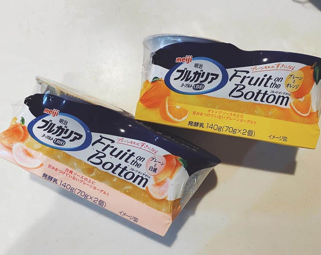 クロさんのインスタグラム写真 - (クロInstagram)「明治ブルガリアヨーグルトLB81 Fruit on the Bottom を2人でおやつに食べました☺️🤲🏽﻿ ﻿  私が食べたのは「プレーンと白桃」味で、夫のピーさんは「プレーンとオレンジ」味を食べたよ🤤🤤 二つパックなので二人でわけわけ！ ﻿ 新しいこのヨーグルト、プレーンヨーグルトとフルーツソースの新体験の2層ヨーグルト🍑🍊 ﻿ プレーンで食べても、ソースと合わせて食べても美味しい🎶 さすが、ブルガリア🇧🇬 ﻿ 爽やかなプレーンヨーグルトが美味しい♩🤤 ﻿ ﻿ 最初の一口から最後までずっと…🥺 特に甘さ控えめのソースが美味しかったなぁ…☝🏽✨✨﻿ ﻿ #フルーツオンザボトム #ファミリーフォト #ピークロ #お家時間 #ブルガリアヨーグルト #ヨーグルト #カップル  #カップルフォト #夫婦 #夫婦フォト #いつもありがとう #PR」9月17日 19時30分 - kuro_risa