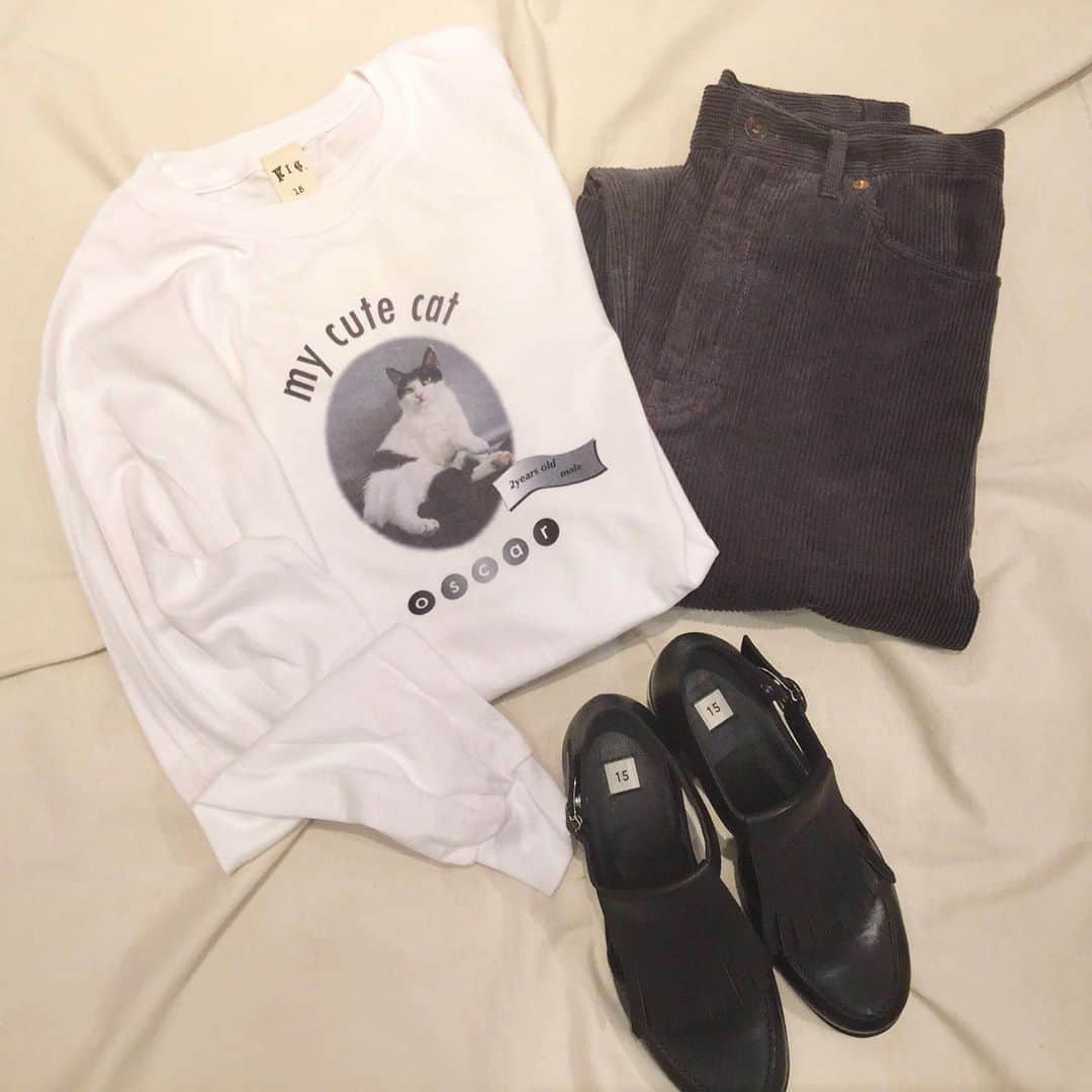 のインスタグラム：「. . // staff coordinate // . . @fig_london   oscar T shirt ¥6,500+tax . 8W corduroy 020 ¥11,800+tax  . Leatherkiltie tongue shoes ¥17,800+tax . .  #figlondon#フィグロンドン#アトリエドゥサボン #キルティタンシューズ #レザーシューズ#革靴#シンプルコーデ#ロンT#ロンTコーデ#コーデュロイ#コーデュロイパンツ」
