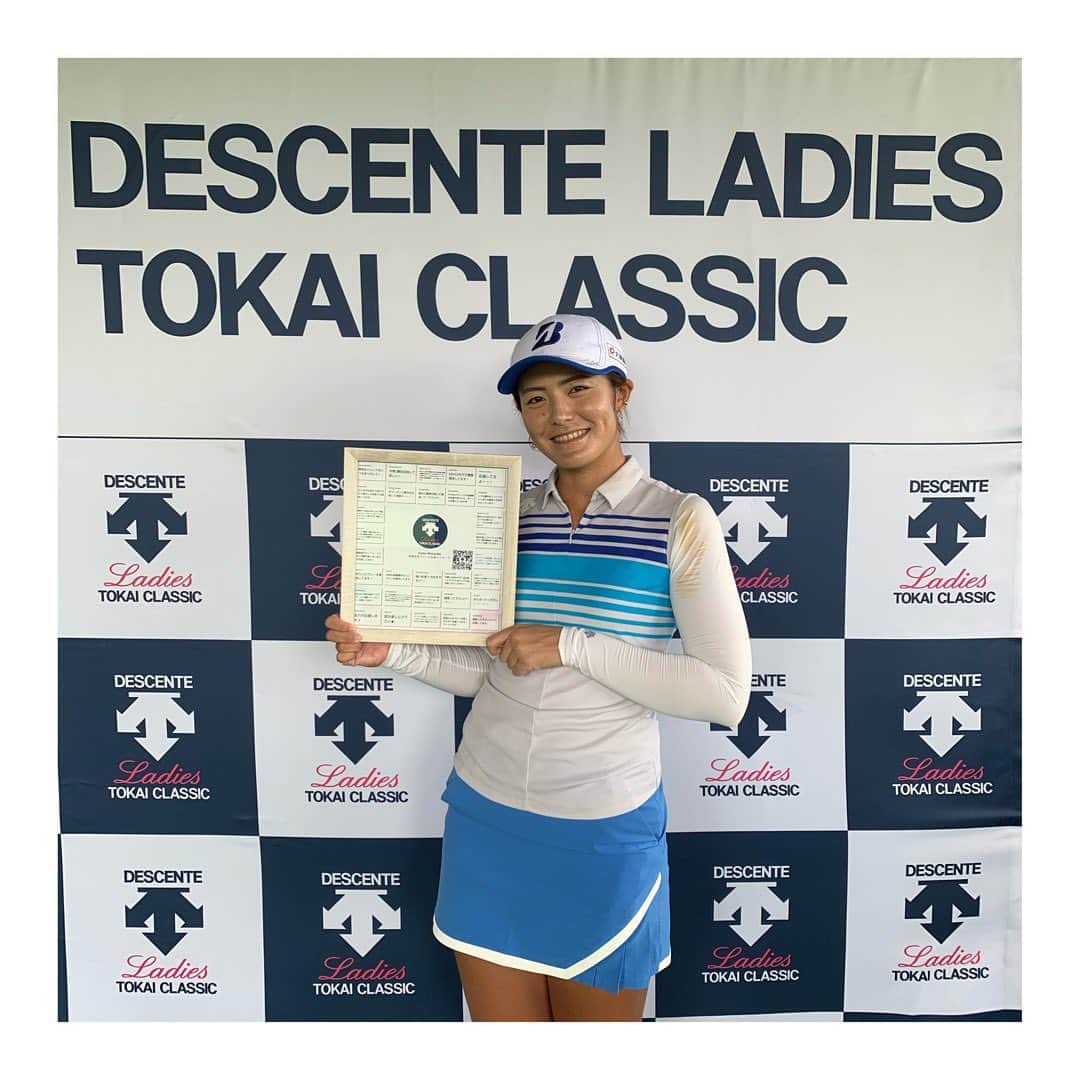 渡邉彩香のインスタグラム：「. . デサントレディース東海クラシック 明日から始まります！！  デサントさんが作ってくれた、応援メッセージの寄せ書きも頂きました！ 皆さんたくさんの応援ありがとうございます😊！！  毎試合やっていたウェアの予告は、今週デサントさんのインスタで毎日公開されるので、そちらをチェックしてみてください！ @descentegolf   私らしいプレーでホステスプロとして頑張ります！😊  #デサントレディース東海クラシック」