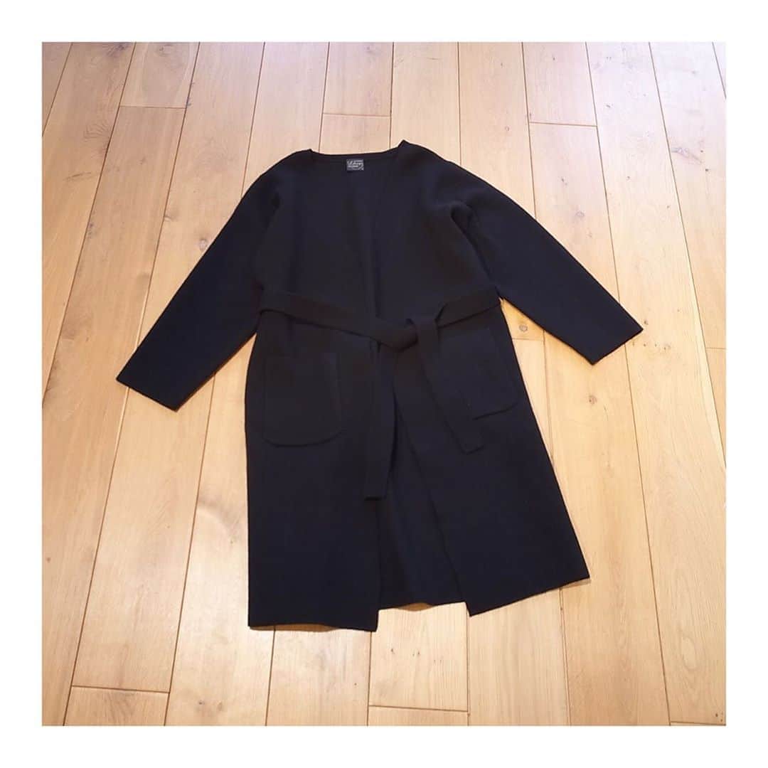 エリオポールのインスタグラム：「. Brit chic! 9.4.fri.-10.4.sun. . . COAT [LETROYES]  34,000yen+tax . フランスを代表する老舗ファクトリーからデビューしたニット＆カットソーブランド『Letroyes（ルトロワ）』。 MAILLE/マイユと呼ばれる昔ながらの丸胴編み機で編まれたシームレスなニットソーは、柔らかな肌触りと抜群の伸縮性が魅力です。 メランジ調のノーカラーガウンコートは、ほど良いゆとりがあり、さらっと羽織りやすいのがポイント！ . . . . #HELIOPOLE #エリオポール #britchic #letroyes #2020aw #autumnwinter #selectshop #fashion #style #british #britishstyle」