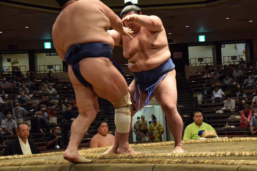 日本相撲協会さんのインスタグラム写真 - (日本相撲協会Instagram)「大相撲九月場所、5日目。 阿武咲が5連勝。2大関も揃って白星。  @sumokyokai  #大相撲 #sumo #相撲 #力士 #お相撲さん #スポーツの秋 #japanphoto #sumowrestlers #japanculture  #九月場所 #9月場所 #秋場所 #九月場所全力応援 #cooljapan」9月17日 19時25分 - sumokyokai