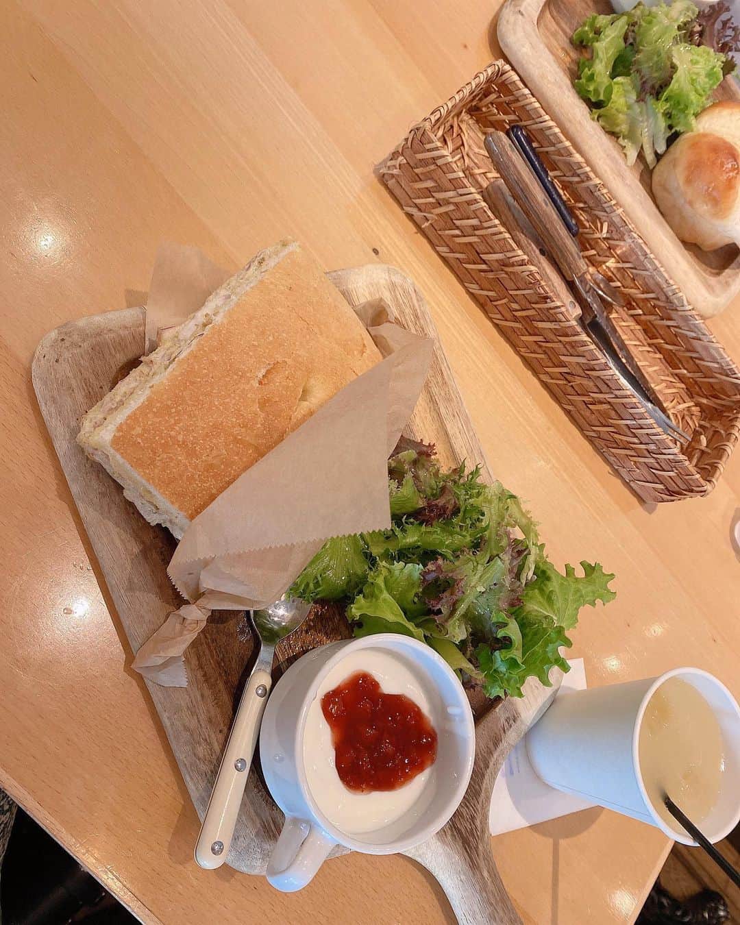 木佐友菜さんのインスタグラム写真 - (木佐友菜Instagram)「･ ･ 仕事前のお友達と朝活した時の☀︎ 朝ゆっくりすると気分いい〜！ ･ フォカッチャサンドボリューミーで美味しすぎた🥪 ･ ･ #梅田カフェ #大阪カフェ #朝活 #朝食 #朝カフェ #モーニング #カフェ巡り #カフェ #カフェスタグラム #サンドイッチ #フォカッチャ #関西カフェ #グルメ #yummy #morning #instagood #instafood #cafe #catstagram #sandwich #delicious #osaka #카페 #푸드스타그램」9月17日 19時26分 - tomona_kisa