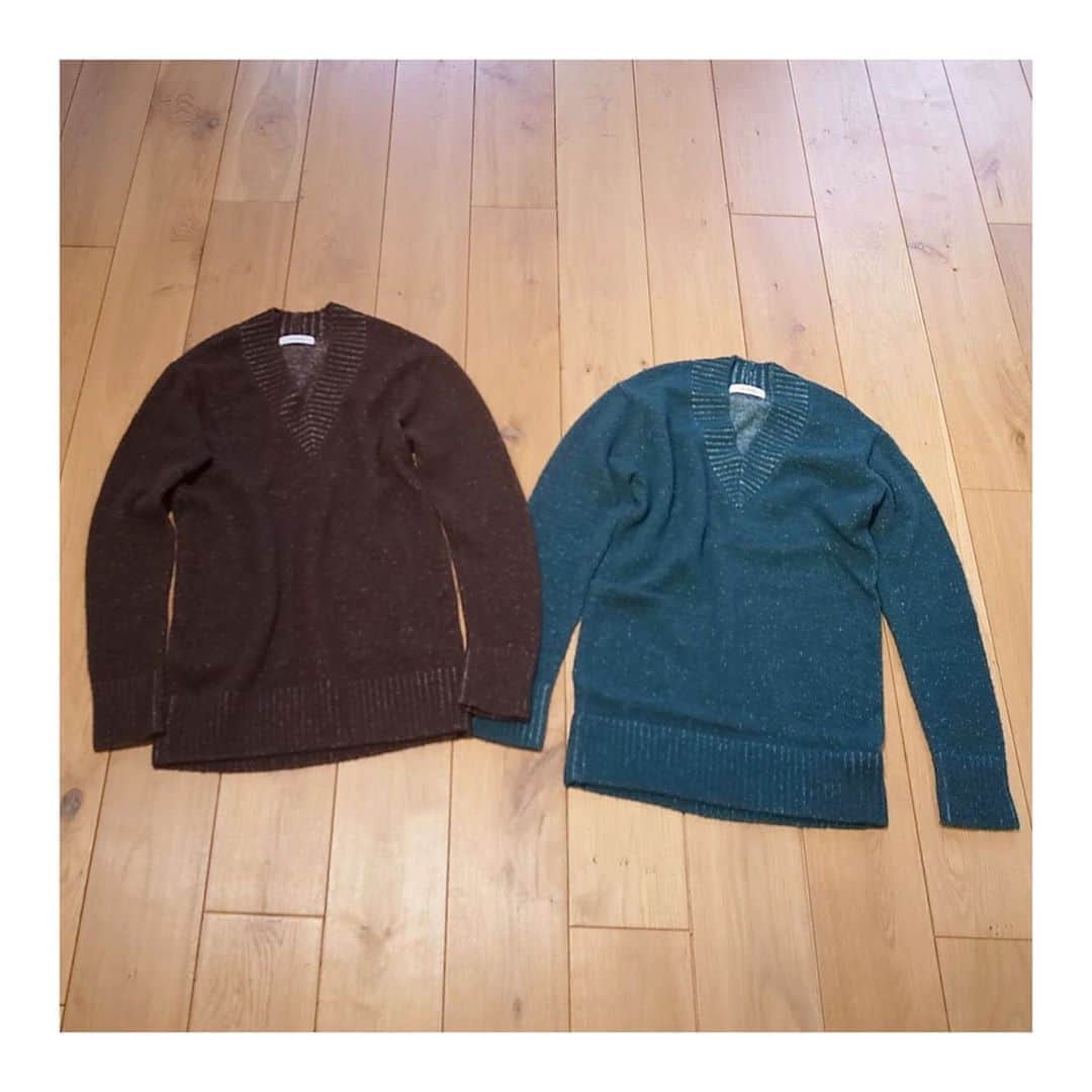 エリオポールのインスタグラム：「. Brit chic! 9.4.fri.-10.4.sun. . . KNIT [HÉLIOPÔLE]  21,000yen+tax/each . 表側は柔らかく細いループ糸、裏側にはストレート糸を配色した、MIX感が特徴のニット。 太めのVネックリブで、すっきりとした縦長シルエットに！ . . . . #HELIOPOLE #エリオポール #britchic  #2020aw #autumnwinter #selectshop #fashion #style #british #britishstyle」