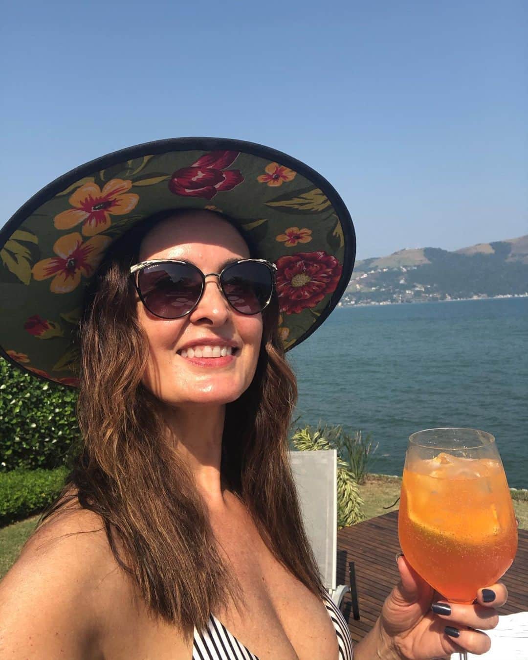 ファチマ・ベルナルデスのインスタグラム：「Quero começar o dia de hoje com um brinde à vida! Cada dia é único e cheio de possibilidades. #cadaminutoimporta. Vamos fazer valer a pena.」