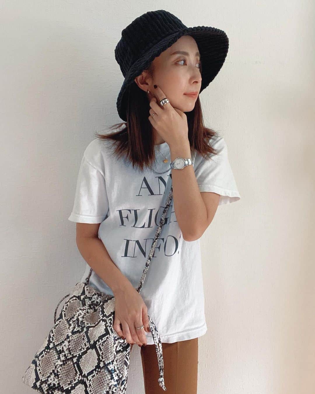 rats1316のインスタグラム：「・ 少し前に @gu_for_all_ の秋使用のバケハを買いました👒  またちょっと暑くなった札幌だけど小物と足元は秋使用にチェンジ。  着心地が良い服ばかり手に取るようになったことに歳を感じます笑。 今は身体について、しかも細胞レベルの話に夢中で三石巌先生の著書を読み漁ってます📚 タンパク質とビタミンの重要性をひしひしと感じプロテイン飲み始めました💪🏼 インナーケアでどれだけ肌や髪、内臓が綺麗になっていくのか自分で実験するのがとてつもなく楽しいです☺️ ・ ・ ・ #秋コーデ#バケハ#gu#札幌ママ#北海道ママ#プチブラコーデ#大人カジュアル」