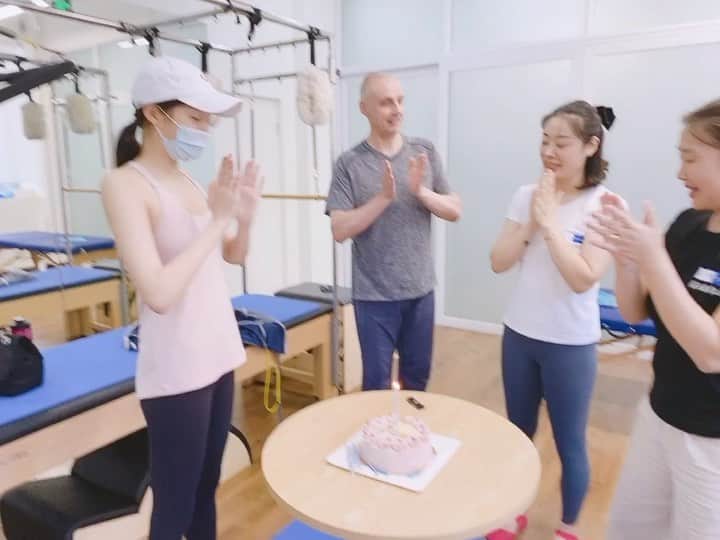 クアン・シャオトン（Guan Xiaotong）のインスタグラム：「昨夜蹦迪后续～是今天爬起来坚持普拉提的我…哈哈哈哈哈哈哈23岁第一天 充实且美好～～～」
