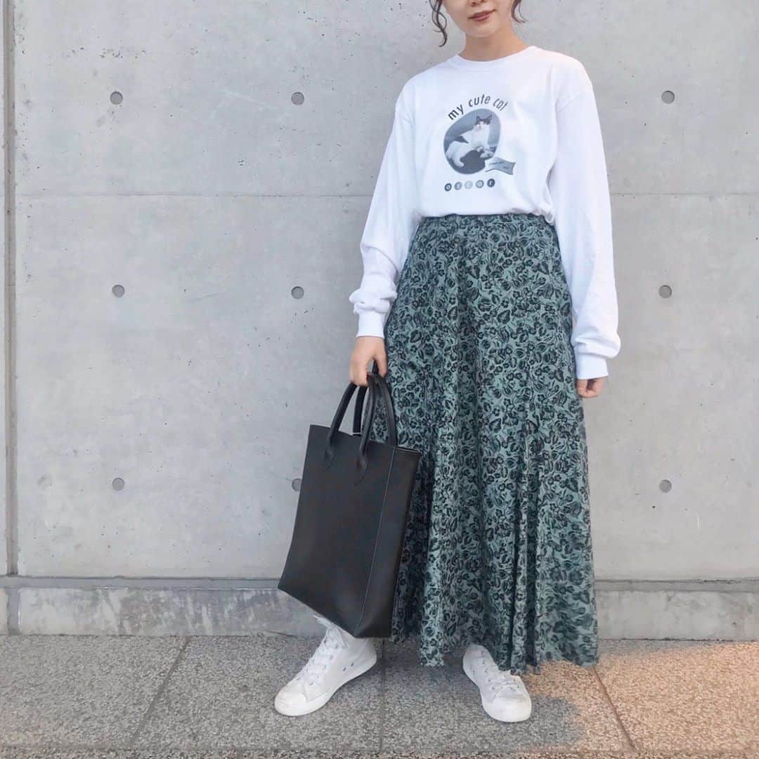 のインスタグラム：「. . // staff coordinate // . . @fig_london  oscar T shirt ¥6,500+tax . mono garden mermaid skirt ¥22,800+tax . grandad bag ¥24,000+tax . . . #figlondon  #フィグロンドン#コーディネート#ロンTコーデ#ロンt #花柄スカート#花柄コーデ」