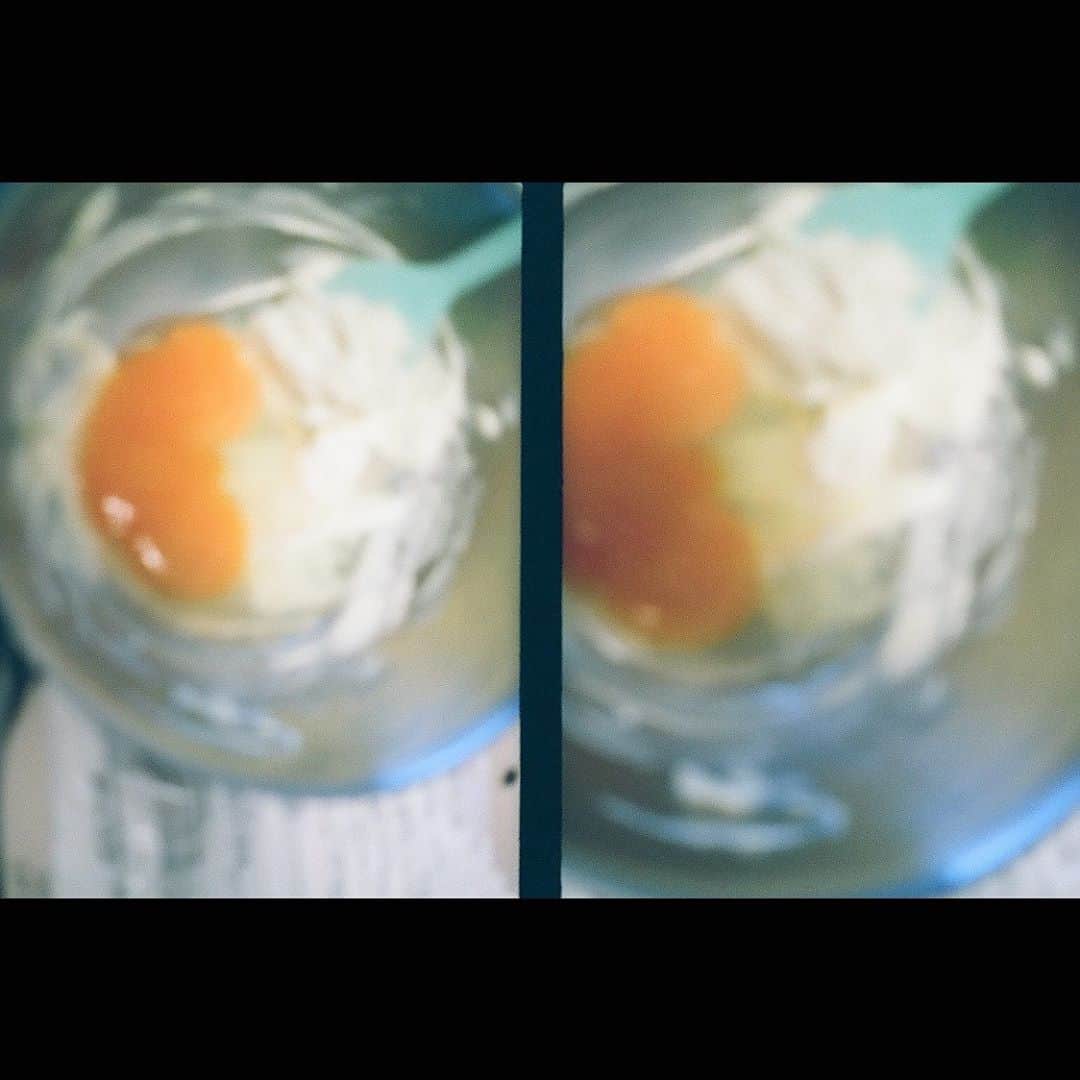 美山加恋のインスタグラム：「お腹は空いたんだけど、めんどくさいなぁってやつ。今がその時。  双子の卵でクッキーを作ってみた、あの時のやる気がいまはない。  なにか…ぱっと目の前においしそうなものが現れてくれたら…！」
