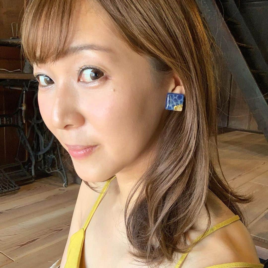 小野澤玲奈のインスタグラム：「すっかり秋の雰囲気だけれど まだつけたい…  @coto6461  静岡の作家さんに作っていただいた 海を閉じ込めた！みたいなイヤリング🐳  MAHALOは ハワイ語でありがとう🌴  きょうもフラのレッスンがんばるぞー💓  #mahalo #aloha  #イヤリング  #フラガール  #hulahalauakoakoa」