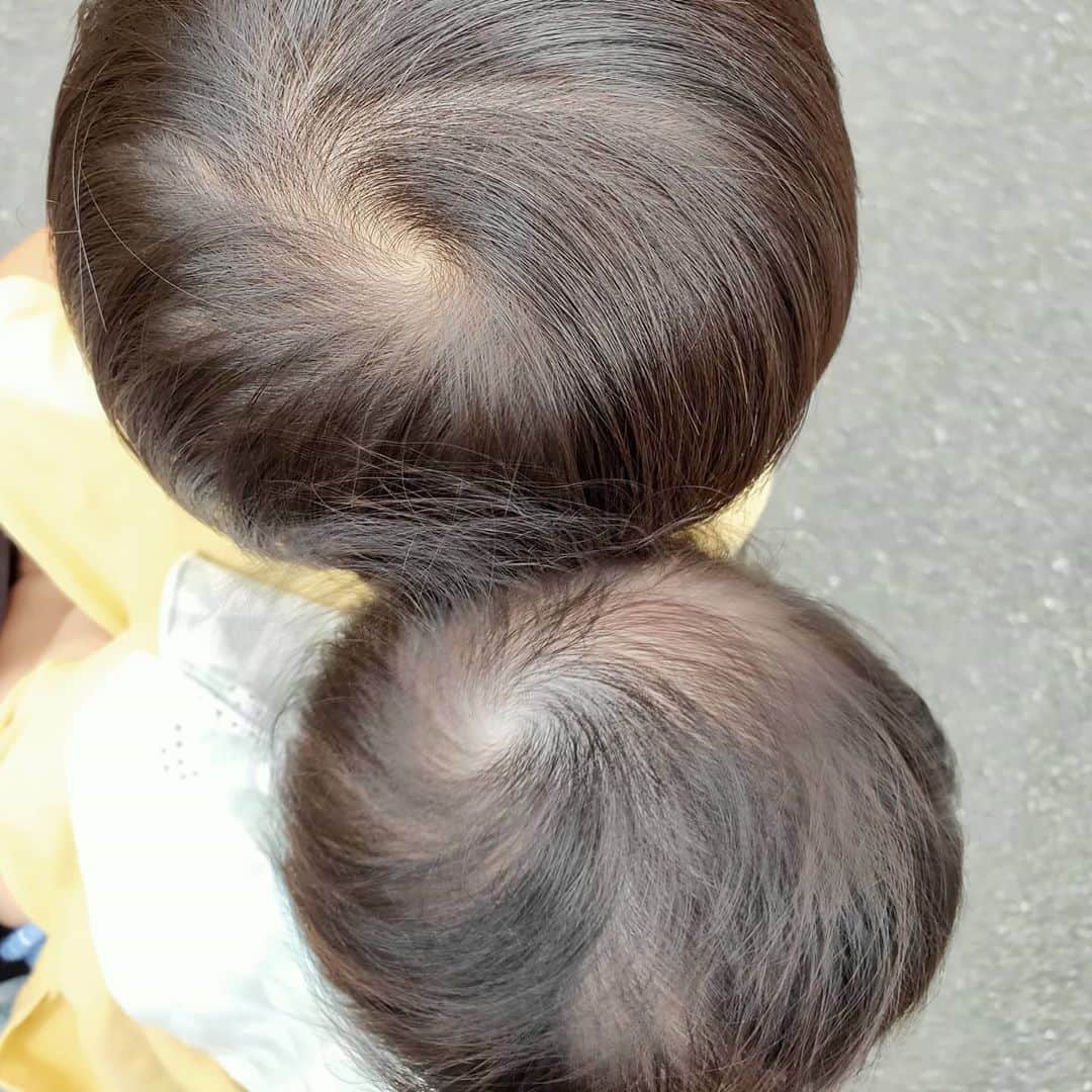 宮下ともみのインスタグラム：「渦巻２つ🌪  #兄弟 #2歳差兄弟 #2歳6ヶ月男の子 #7ヶ月男の子 #おそろいコーデ」